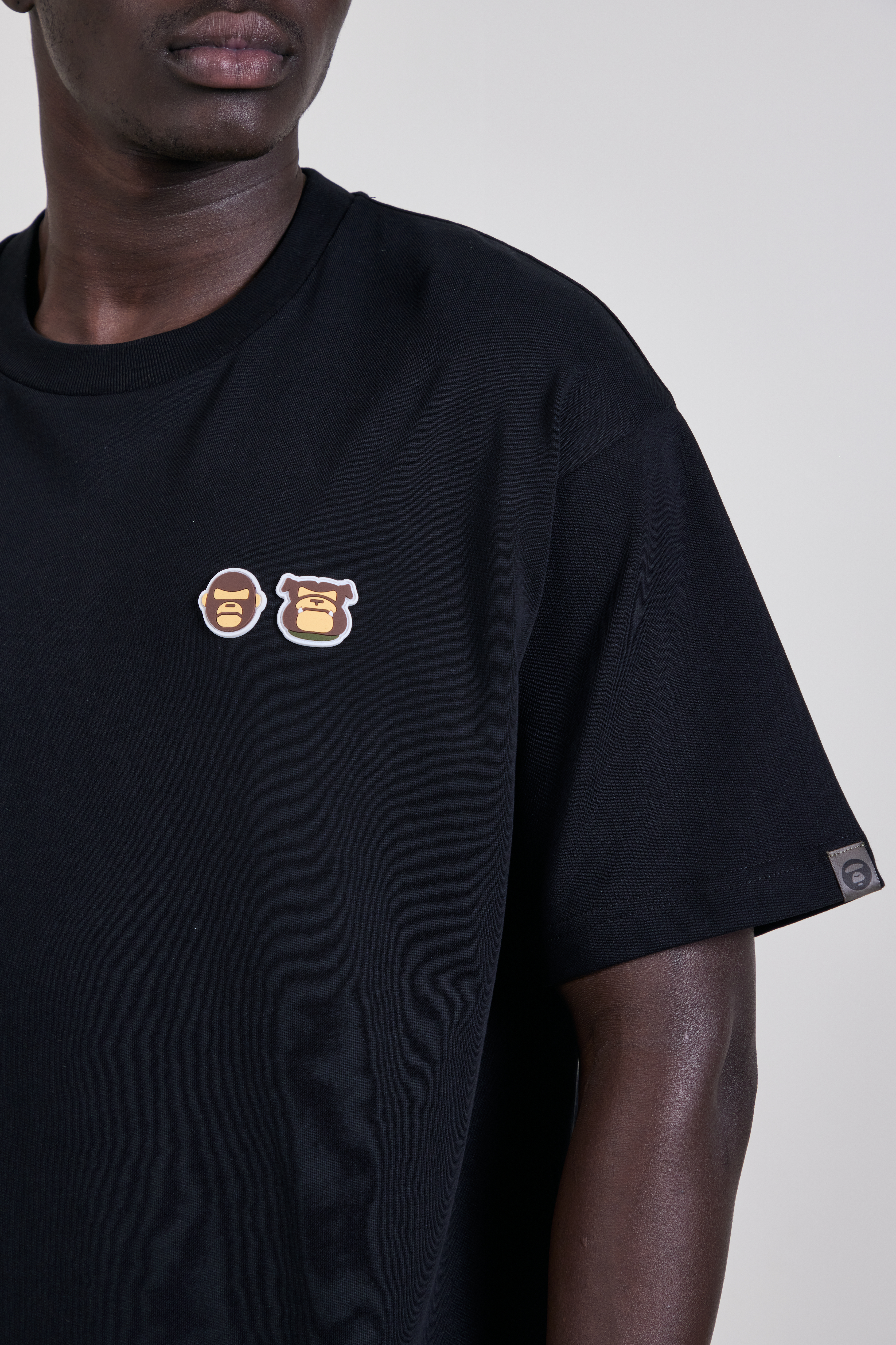 תמונת תקריב דוגמן של חולצת טי בגזרה ישרה