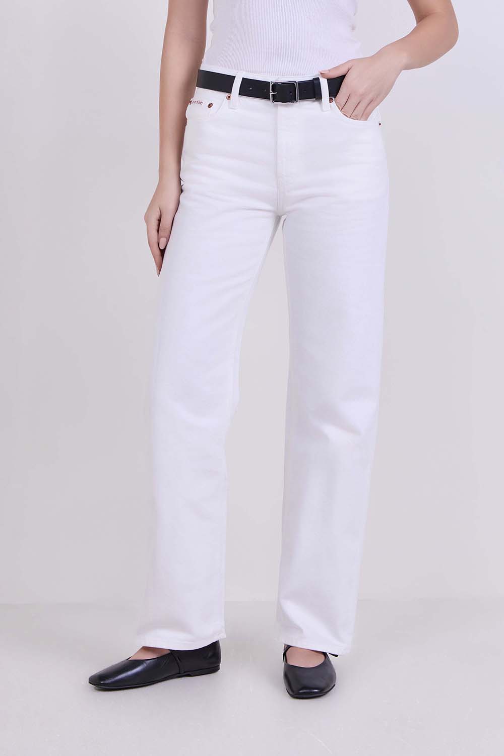 תמונת דוגמן קידמית של מכנסי ג'ינס בגזרה גבוהה וישרה