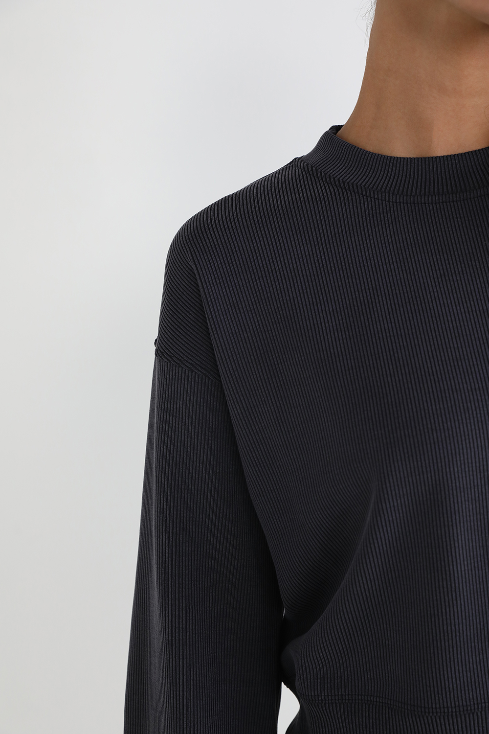 תמונת תקריב דוגמן של Ribbed Softstreme Perfectly Oversized Cropped Crew