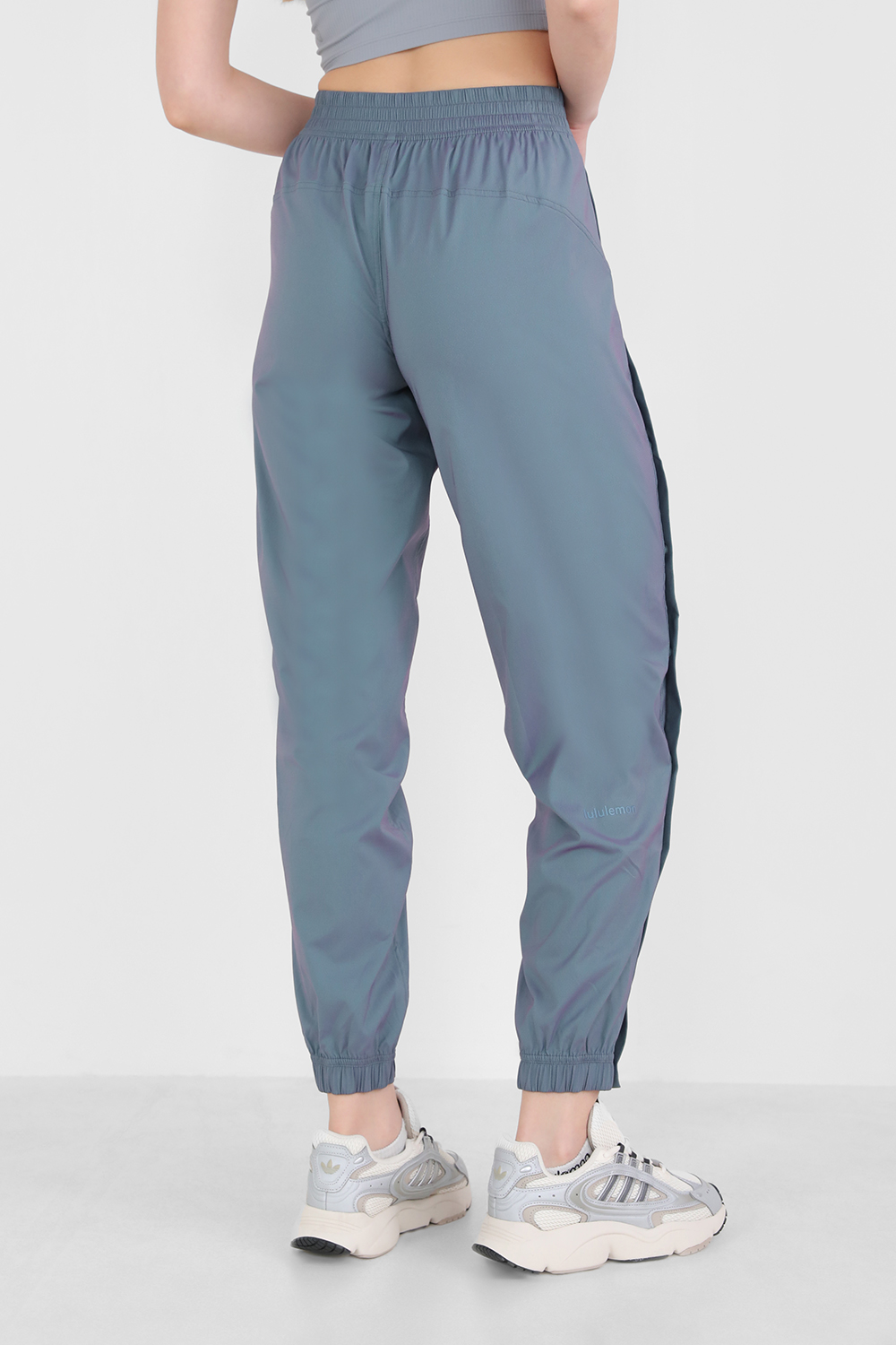 תמונת דוגמן אחורית של Tear-Away Mid-Rise Track Pant