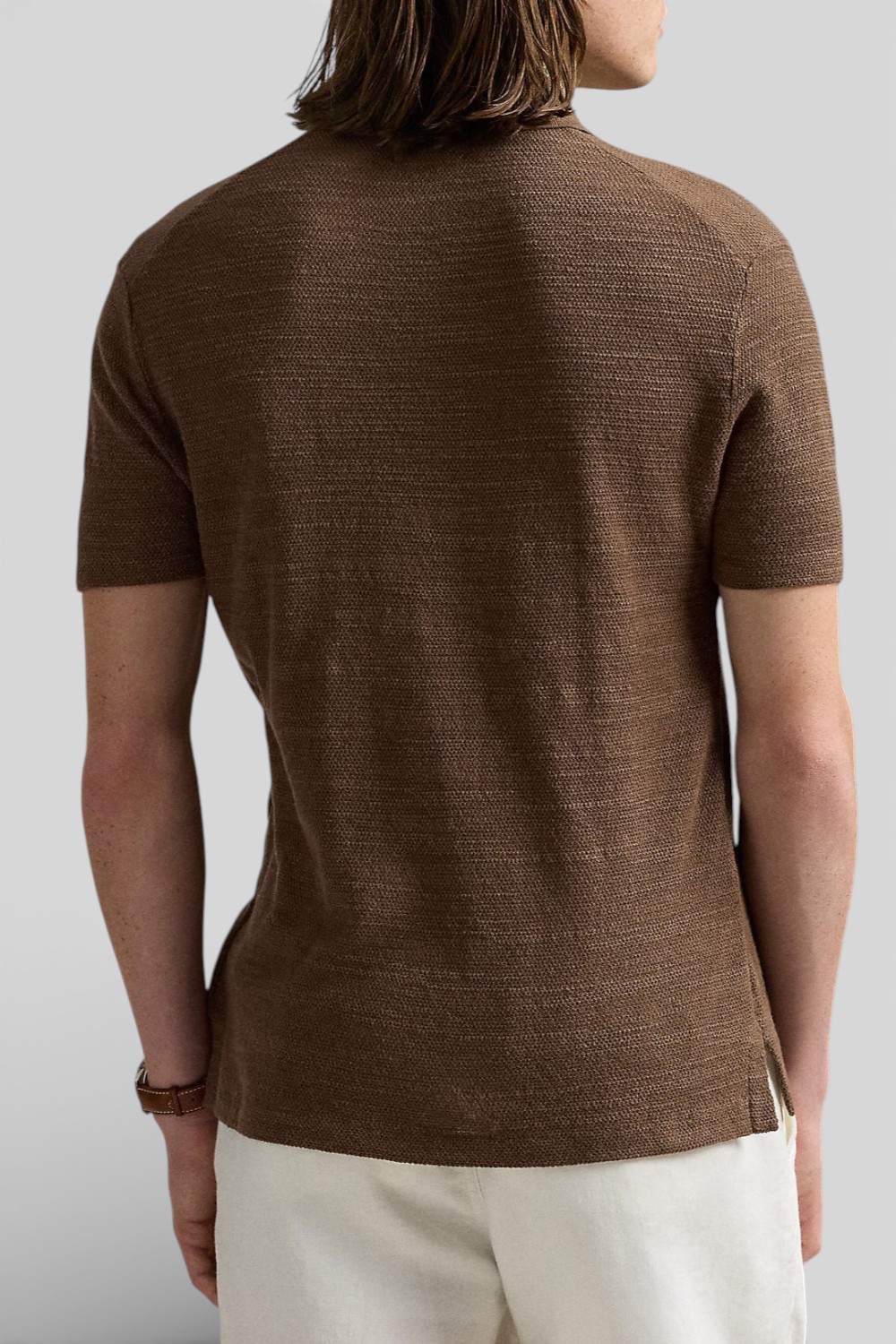 תמונת דוגמן אחורית של חולצת כפתורים קצרה