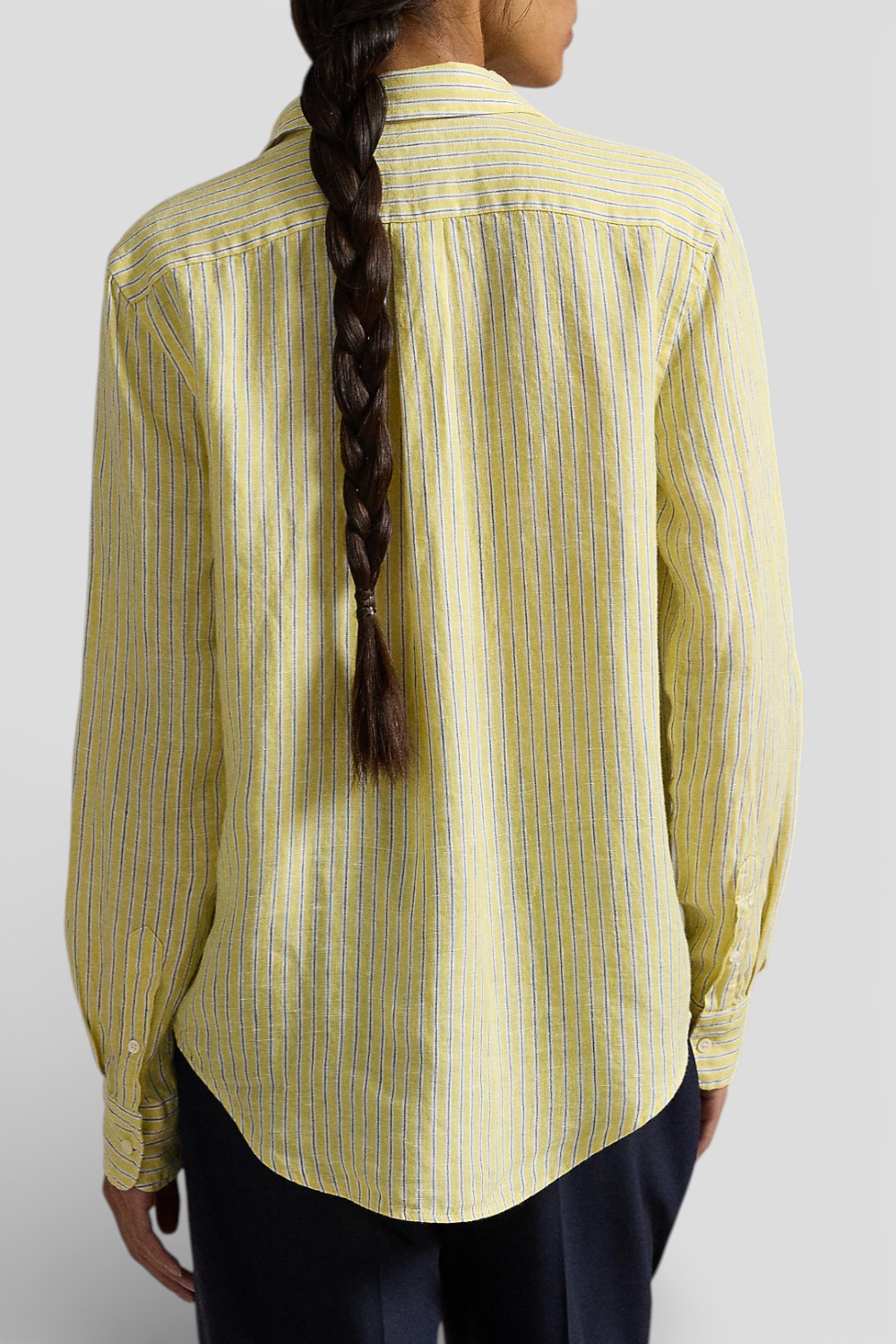 תמונת דוגמן אחורית של חולצה מכופתרת