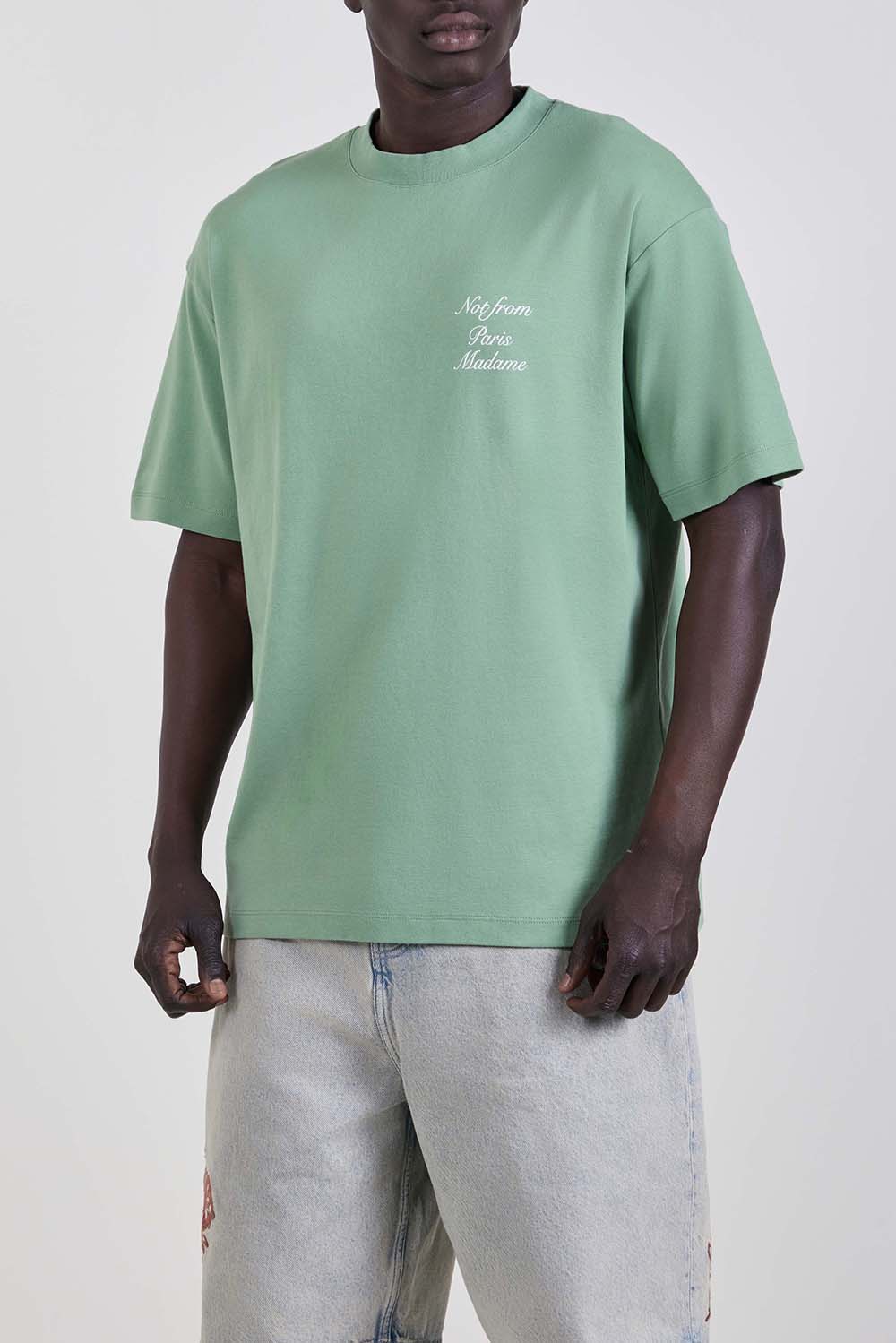 תמונת דוגמן קידמית של חולצת טי בגזרה משוחררת