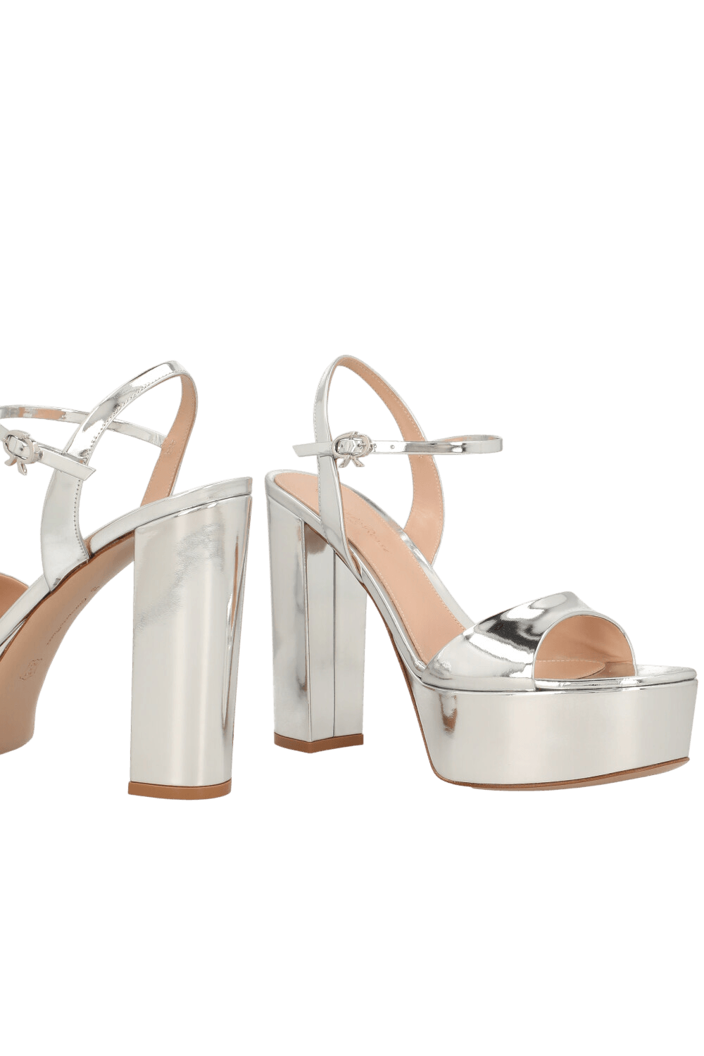 תמונת תקריב של סנדלי עקב פלטפורמה