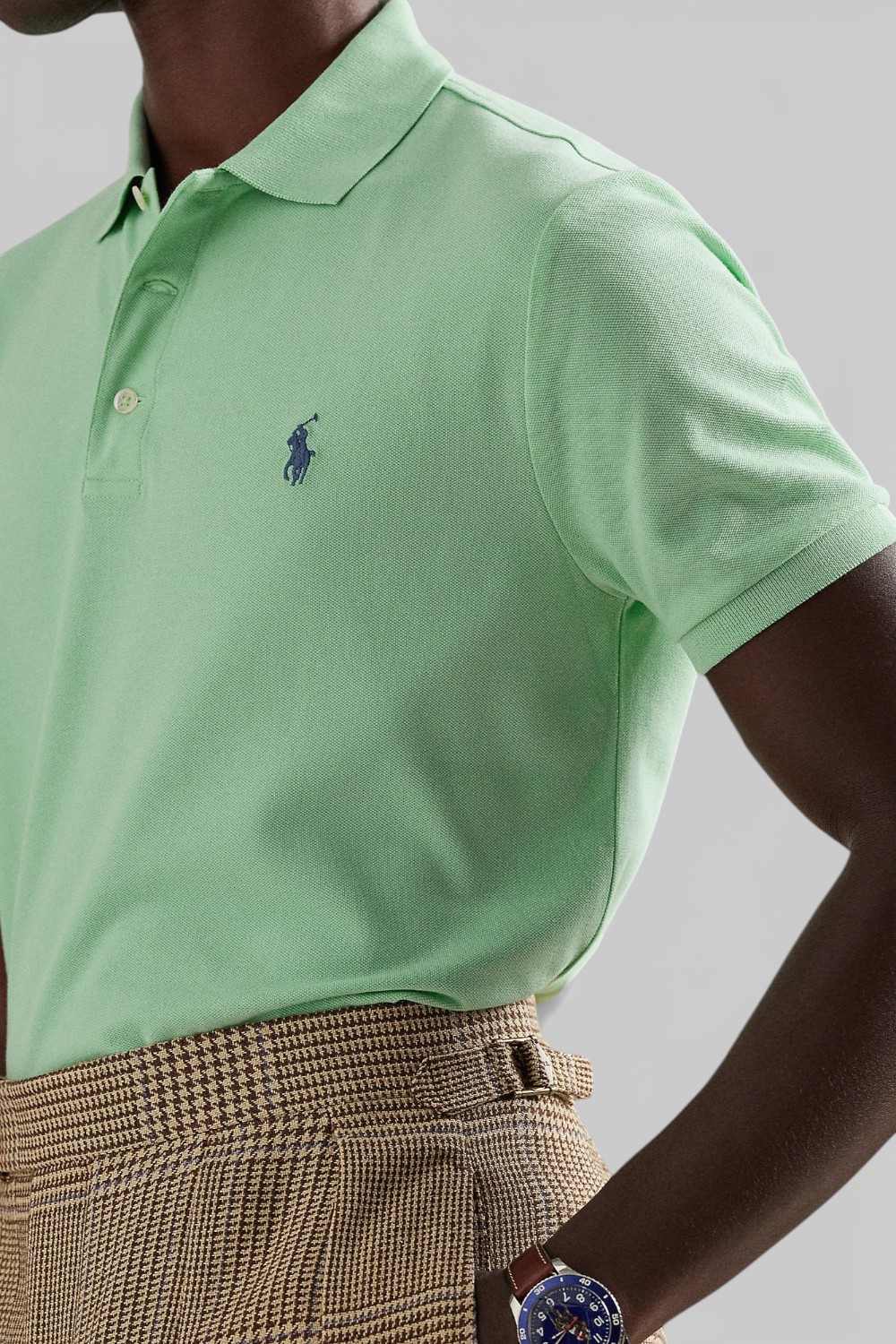 תמונת תקריב דוגמן של חולצת פולו