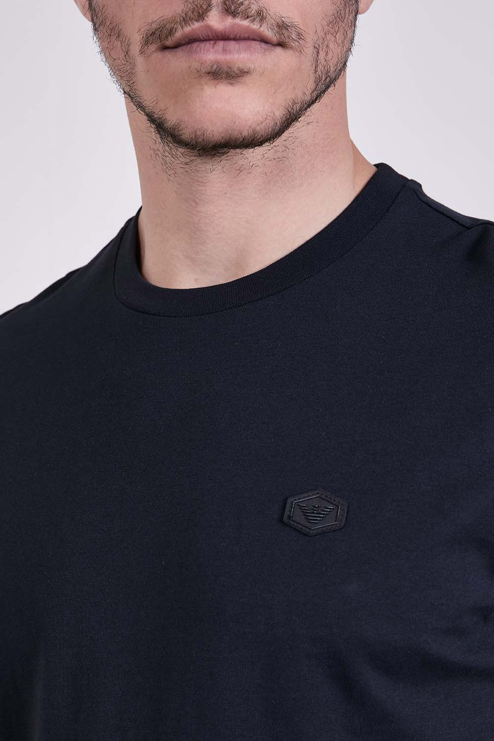 תמונת תקריב דוגמן של חולצת טי