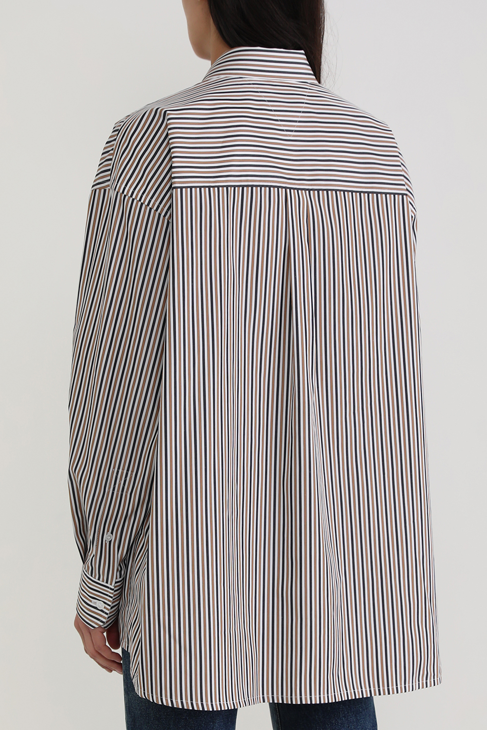 תמונת דוגמן אחורית של חולצת פסים אוברסייז מכופתרת מכותנת פופלין