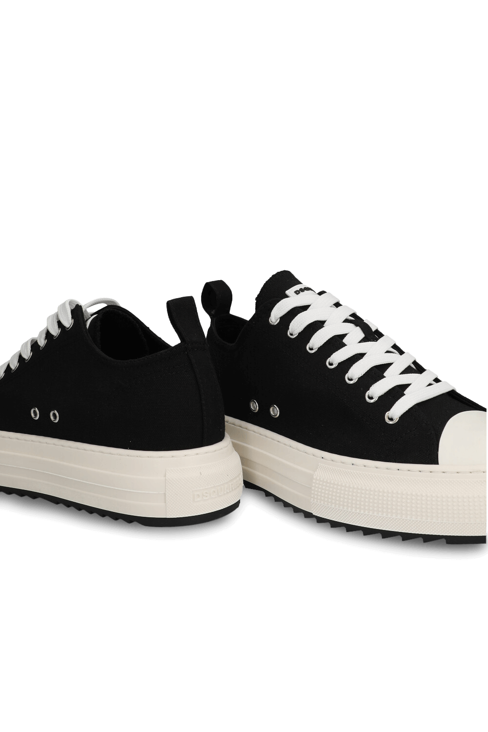 תמונת תקריב של נעלי סניקרס ברכיסה נמוכה