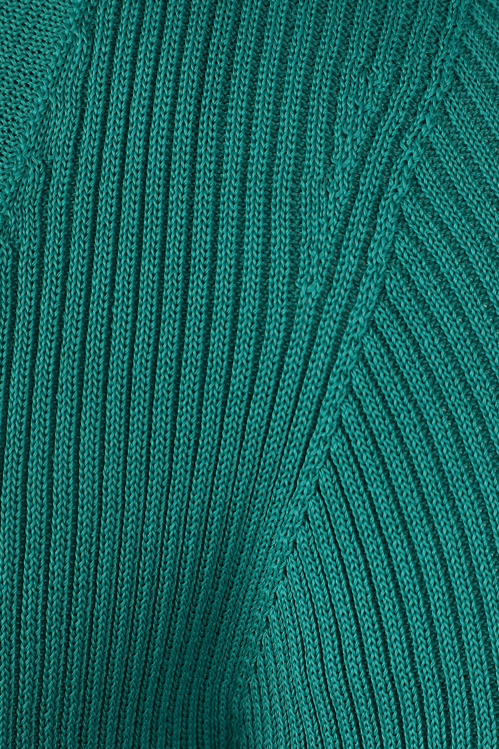 תמונת תקריב של קרדיגן כחול בסגירת כפתור בודד