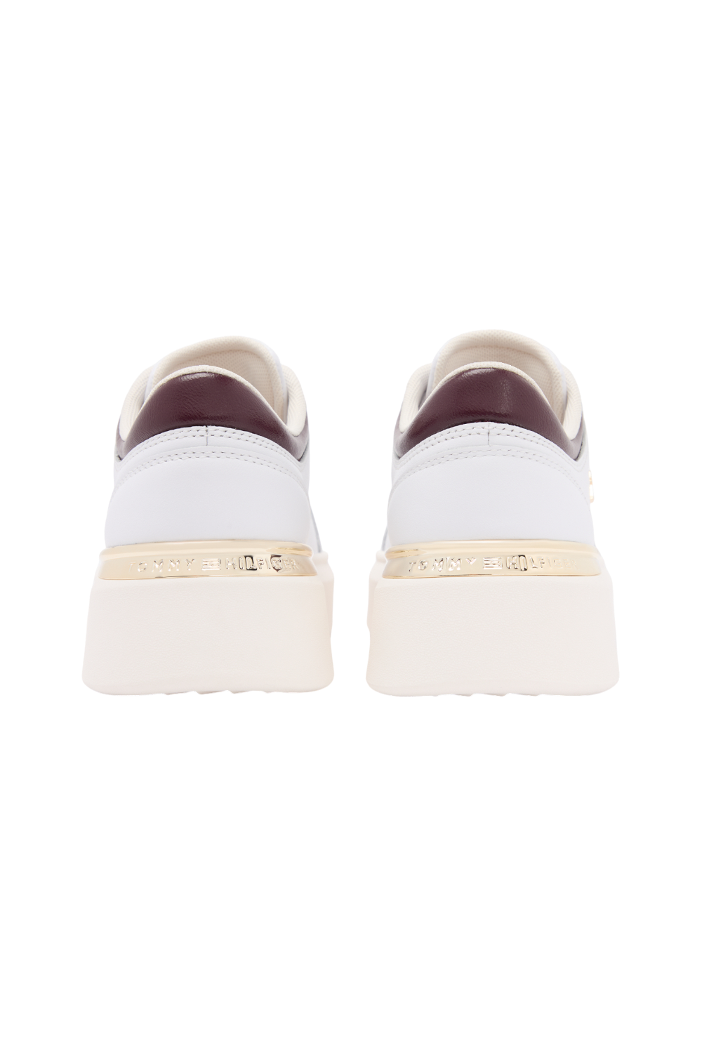 תמונת תקריב של נעלי סניקרס פלטפורמה