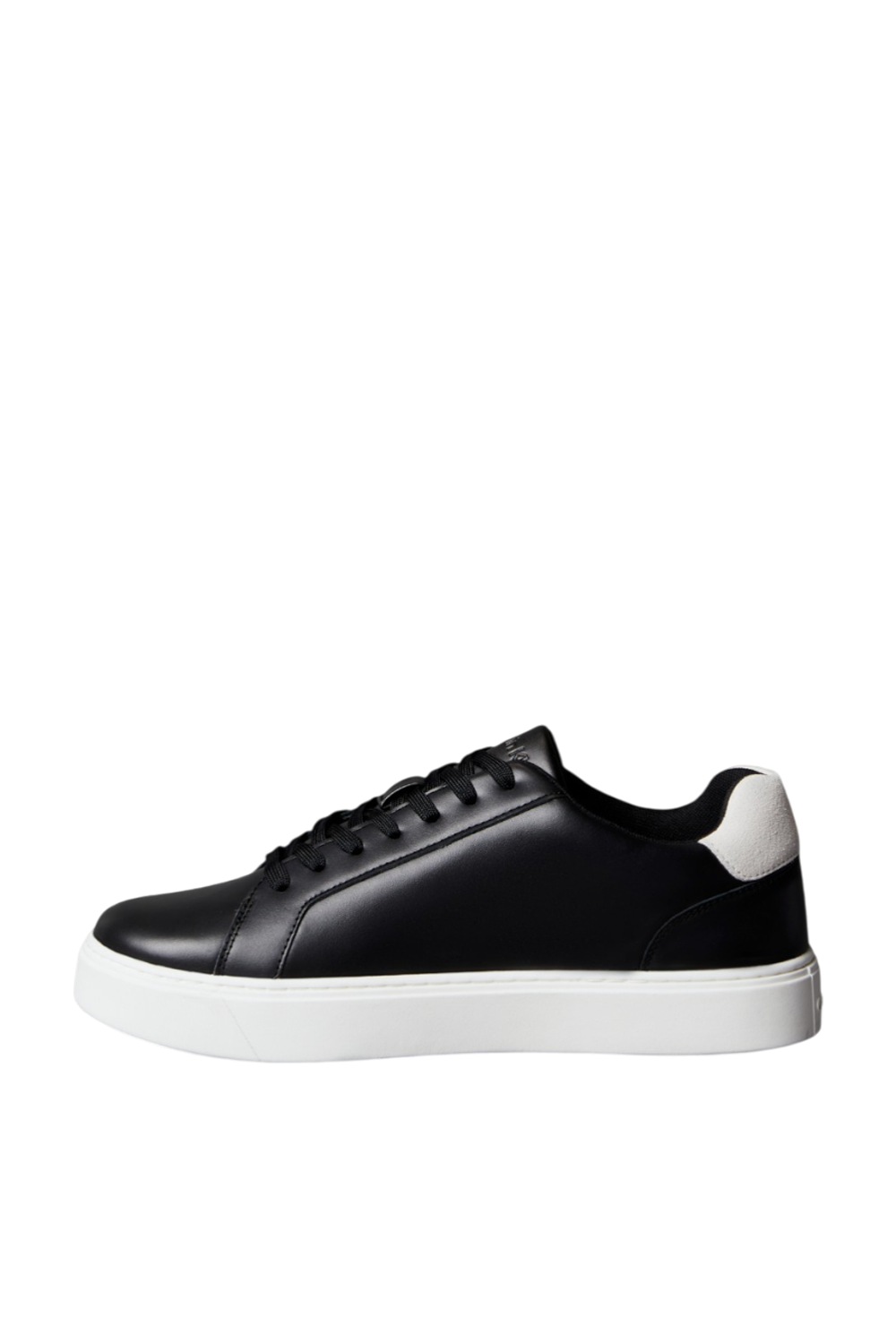 תמונה אחורית של נעלי סניקרס