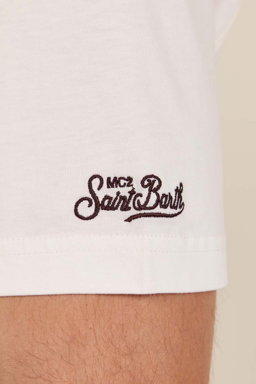 תמונת תקריב דוגמן של חולצת טי