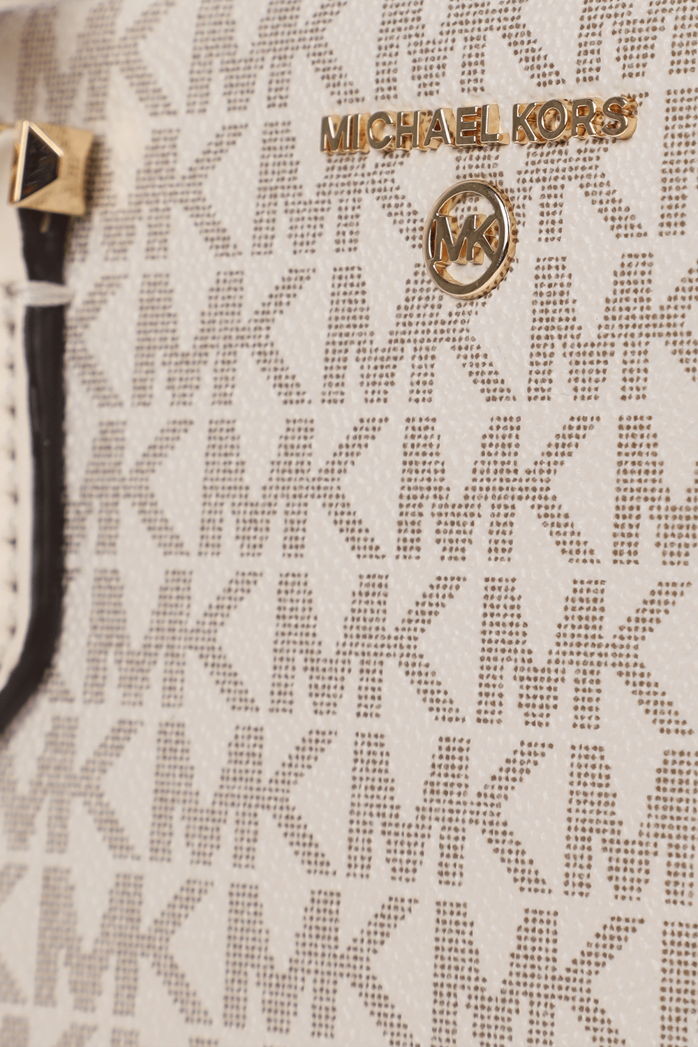 תמונת תקריב של תיק מרילין מונוגרמי לבן