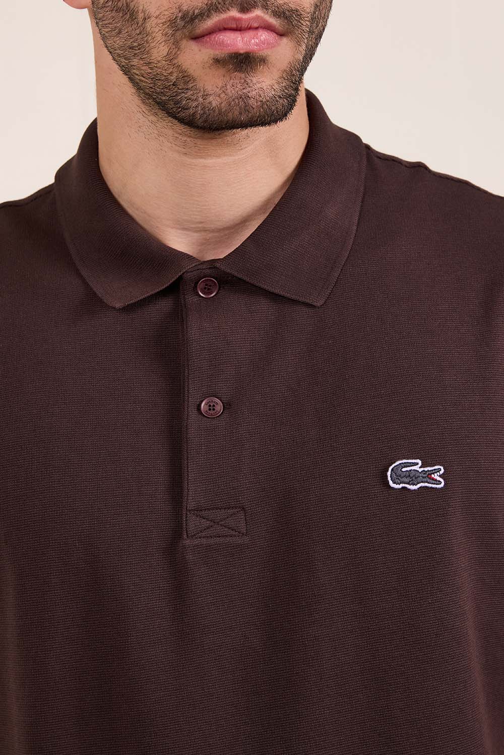 תמונת תקריב דוגמן של חולצת פולו