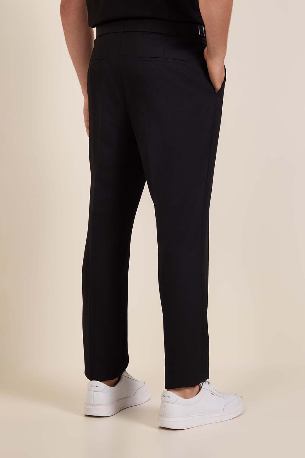 תמונת דוגמן אחורית של מכנסיים מחויטים