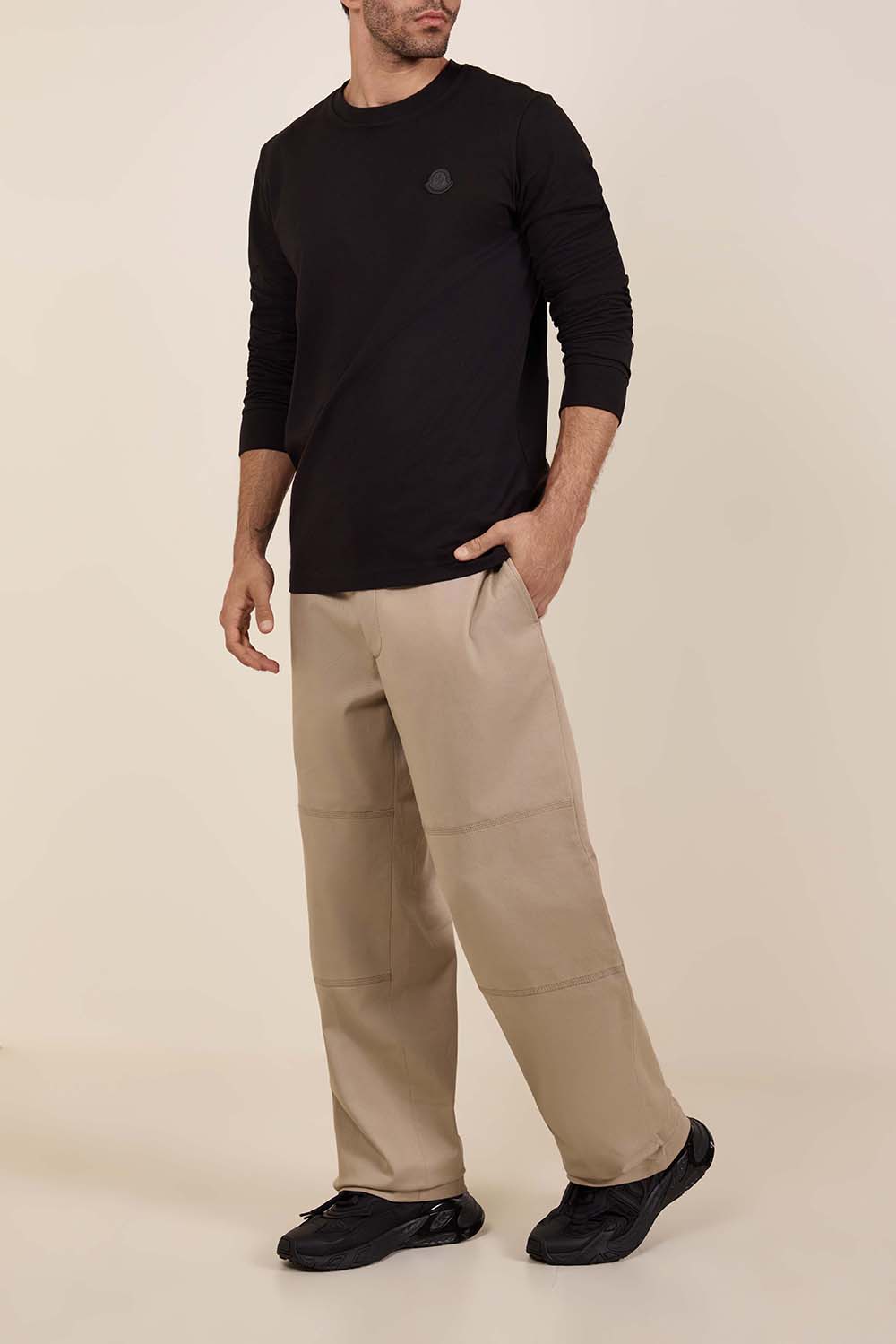 תמונת דוגמן קידמית של נעלי סניקרס