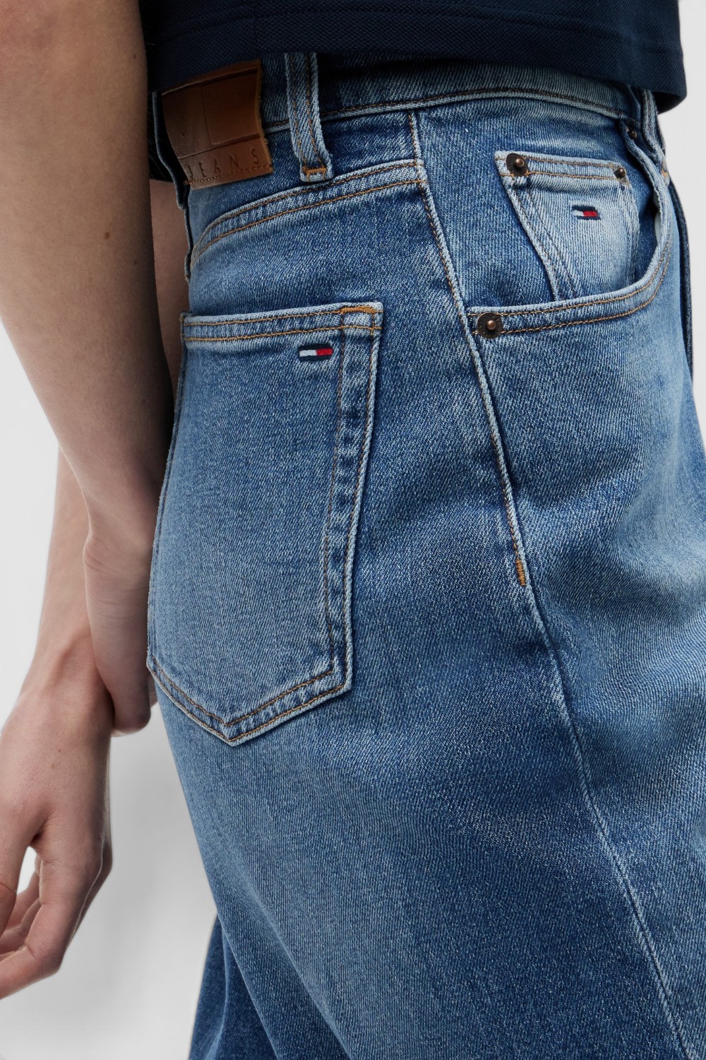 תמונת תקריב דוגמן של מכנסי ג'ינס Mom Fit