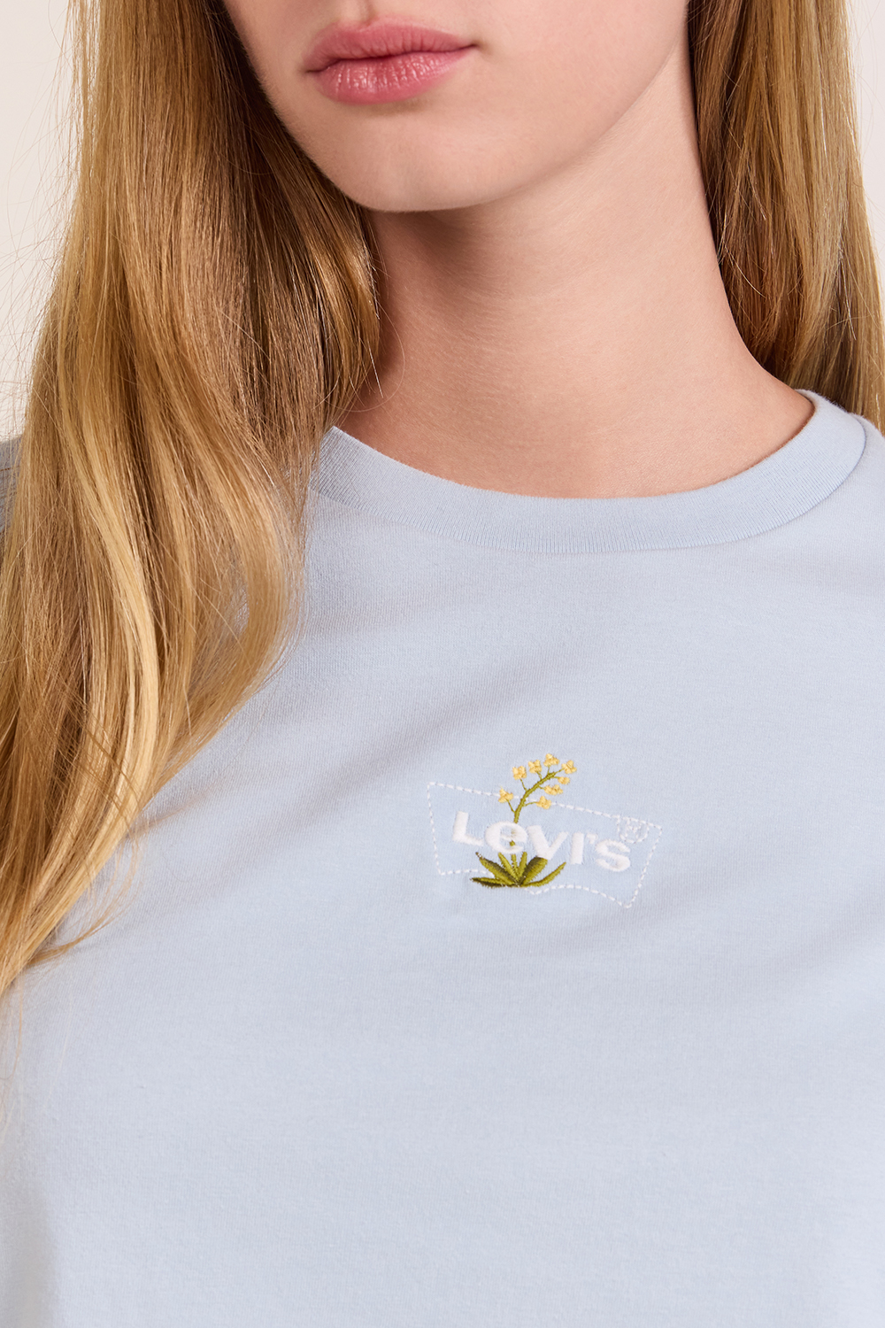 תמונת תקריב דוגמן של חולצת טי פרפקט