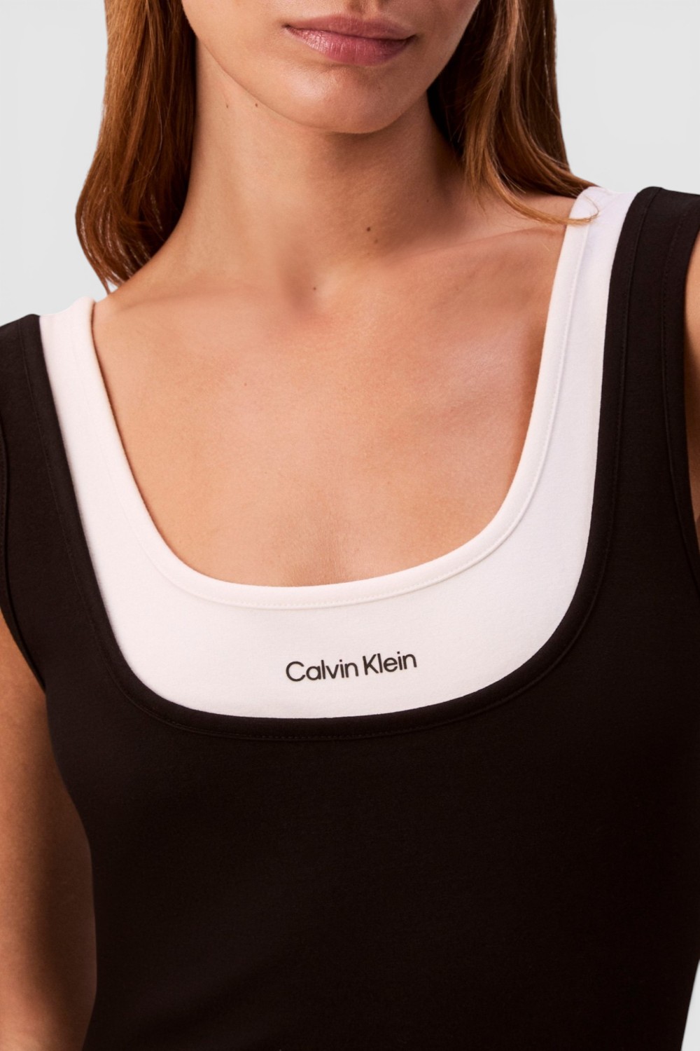 תמונת תקריב דוגמן של שמלת מידי