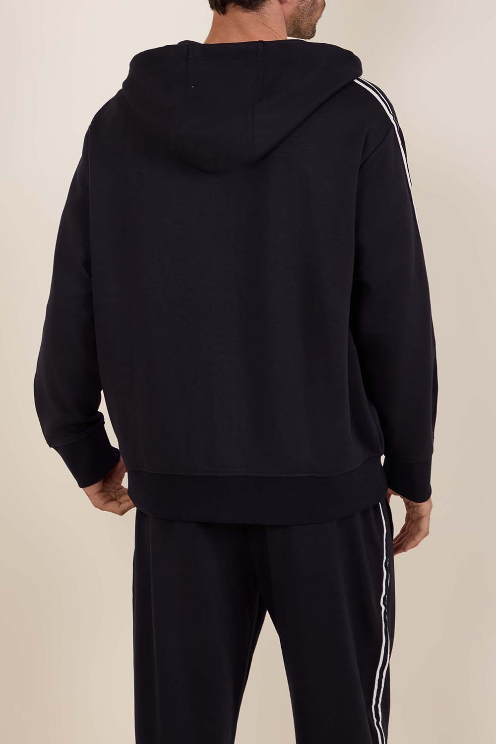 תמונת דוגמן אחורית של סווטשירט עם רוכסן