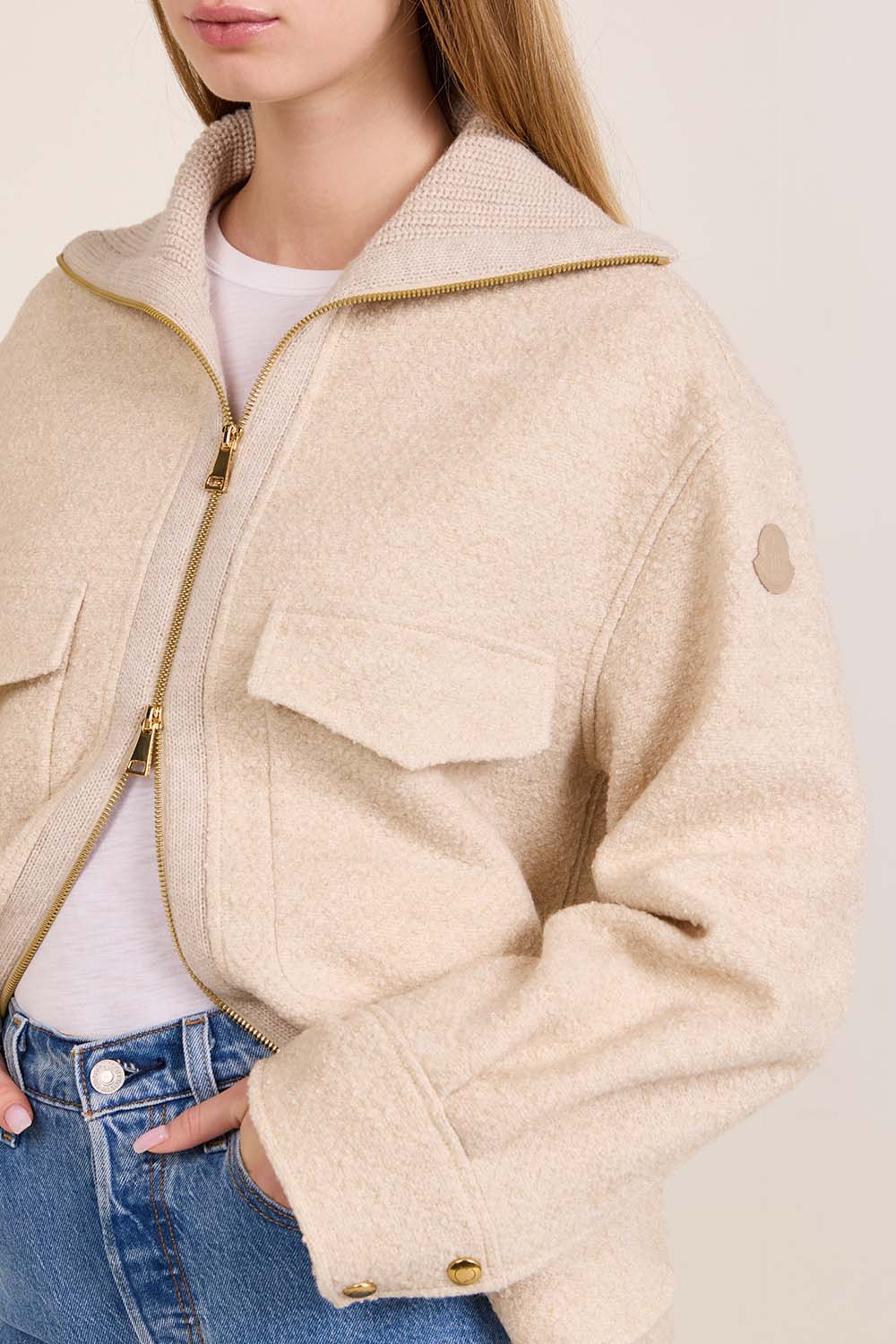 תמונת תקריב דוגמן של ז'קט בריפוד קל