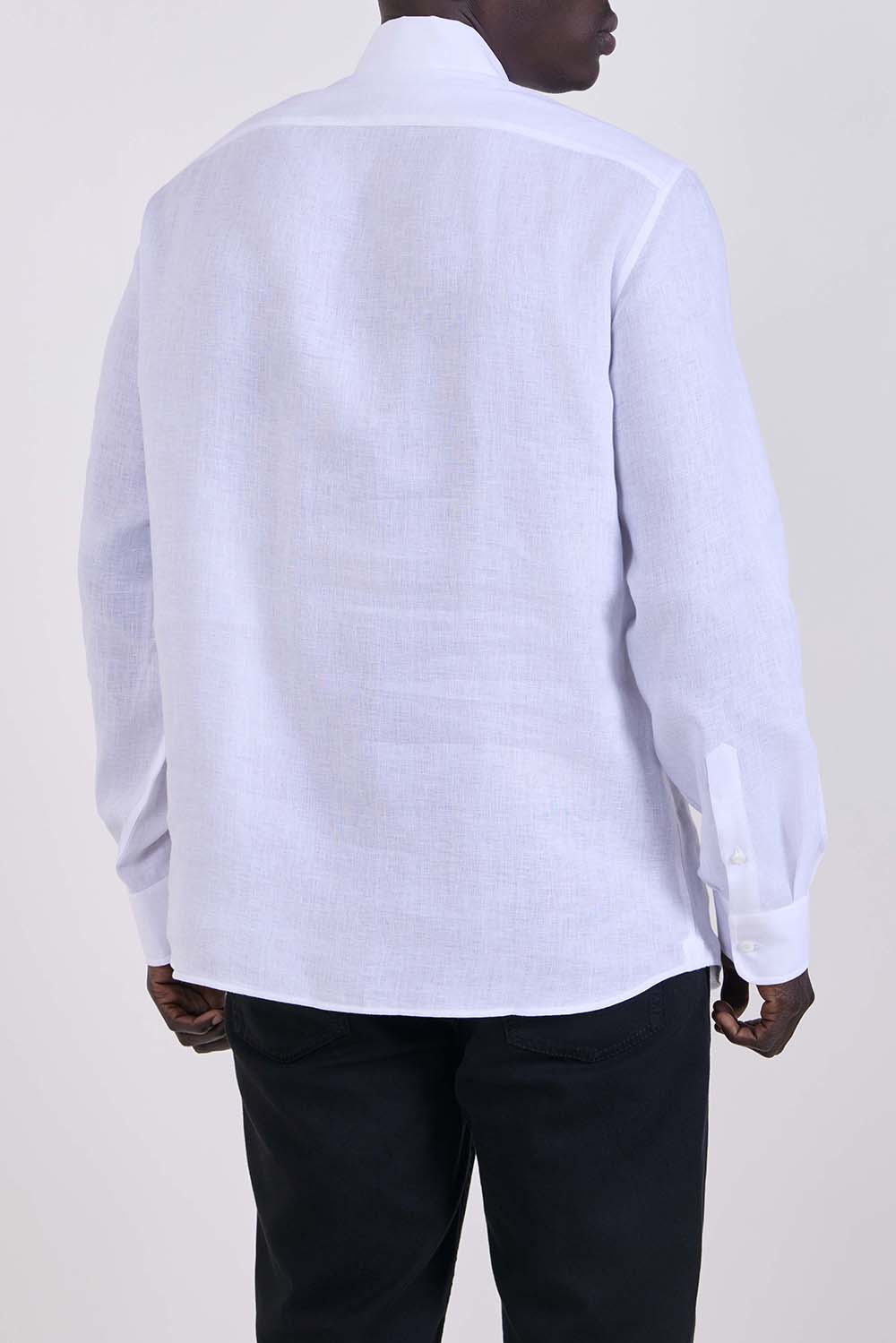 תמונת דוגמן אחורית של חולצה מכופתרת בגזרה משוחררת