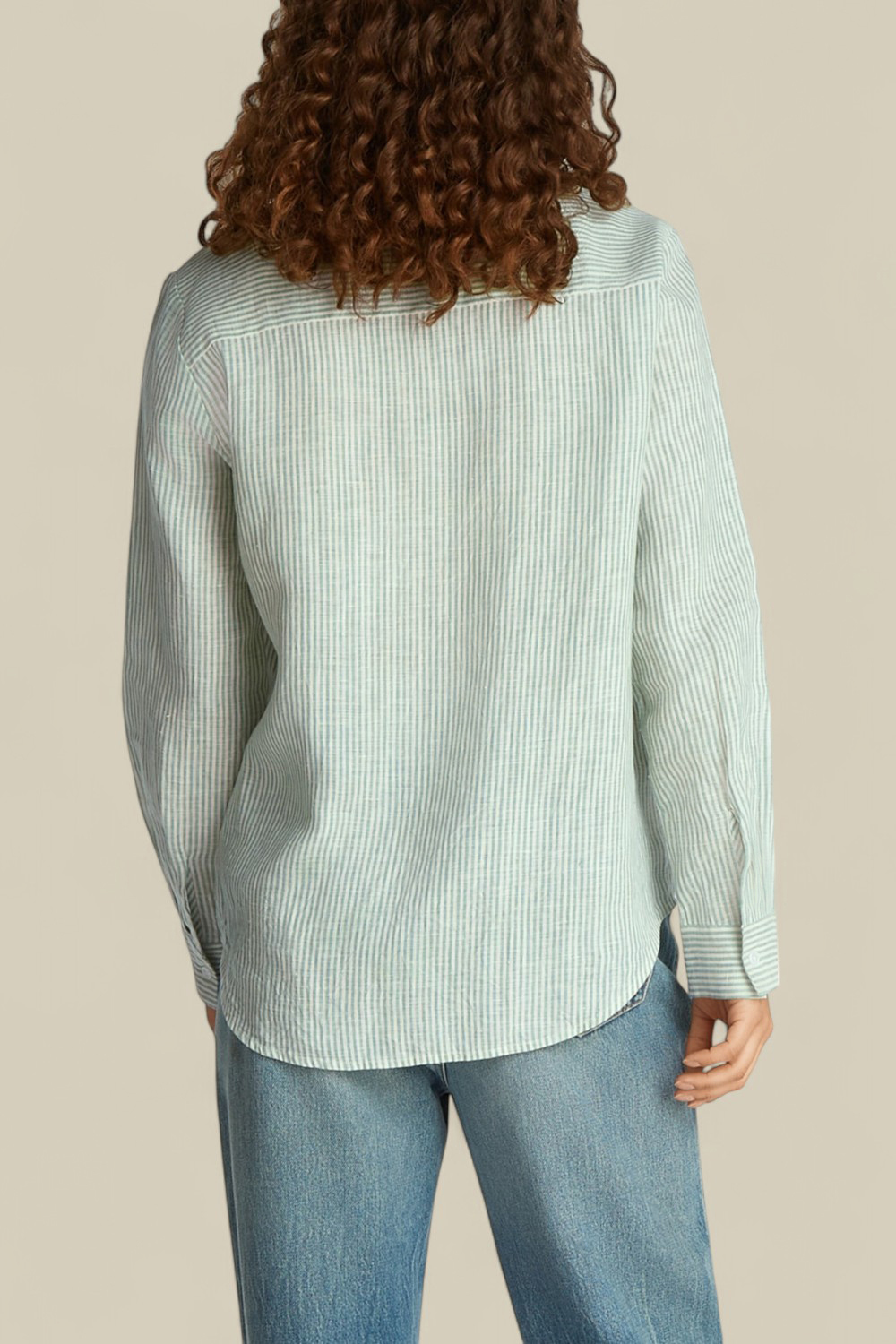 תמונת דוגמן אחורית של חולצת כפתורים מפשתן