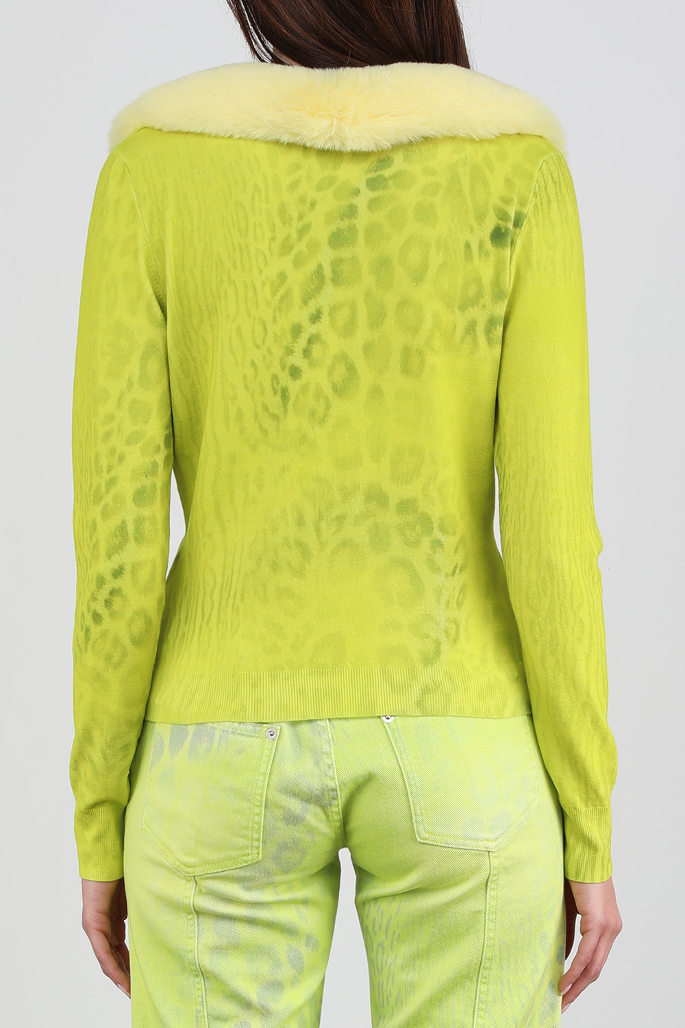 תמונת דוגמן אחורית של קרדיגן צהוב מנומר עם צווארון פרוותי