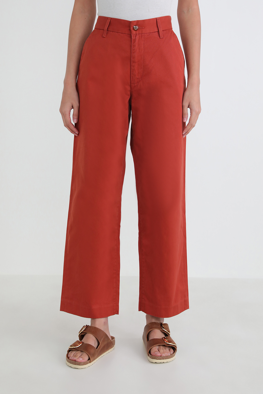 תמונת דוגמן קידמית של ליוויס X אמה צ'מברליין מכנסיים ארוכים