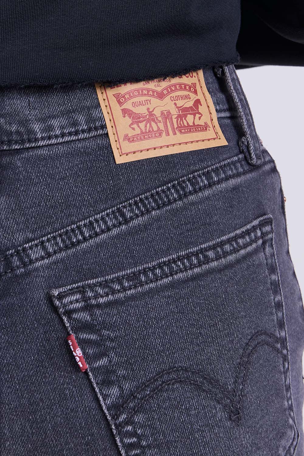 תמונת תקריב דוגמן של מכנסי ג'ינס בגזרה ישרה