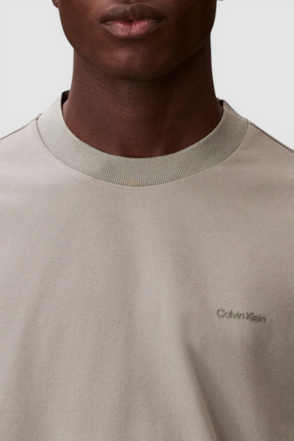 תמונת תקריב דוגמן של חולצת טי בגזרה ישרה