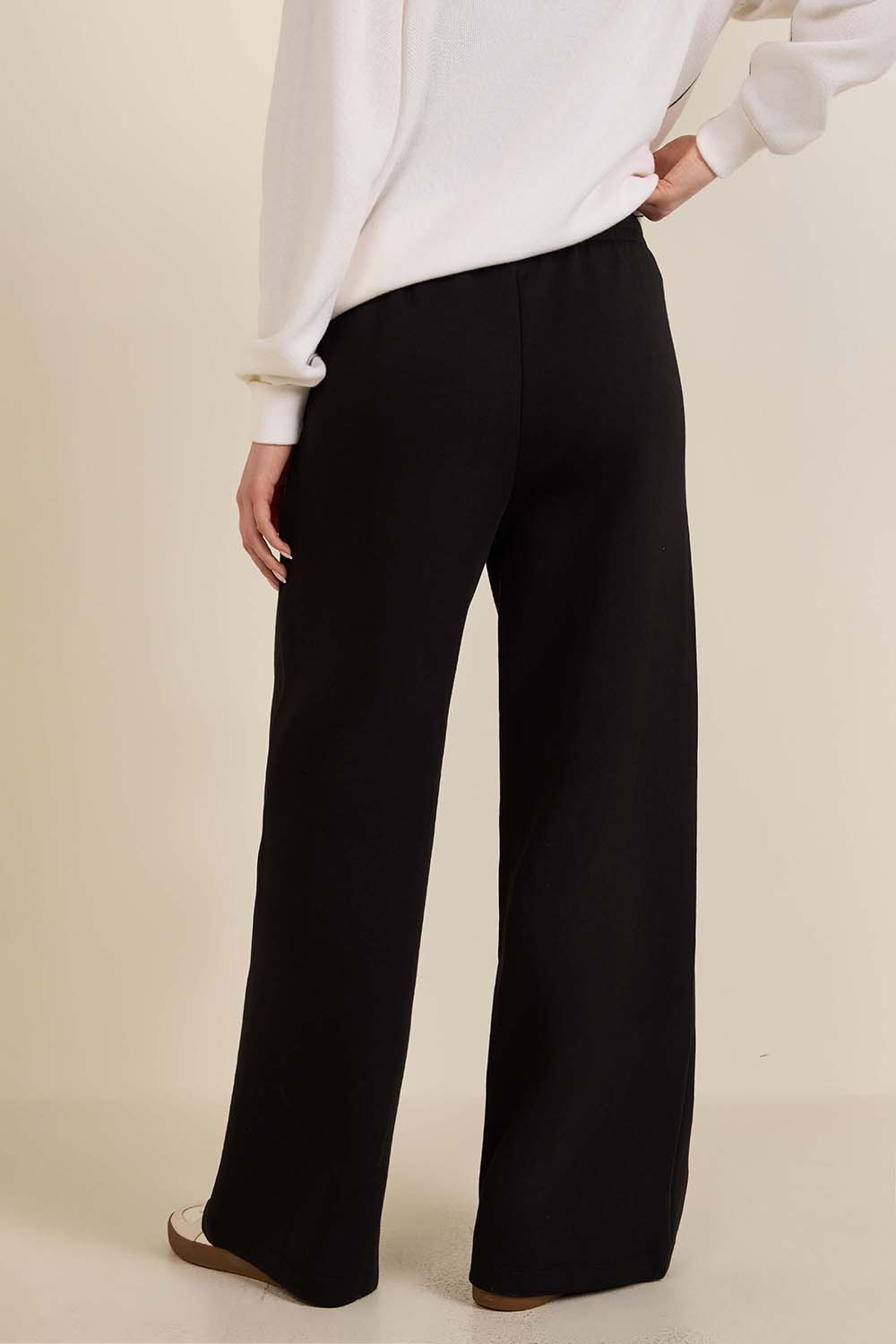 תמונת דוגמן אחורית של מכנסי ג'וגר רחבים