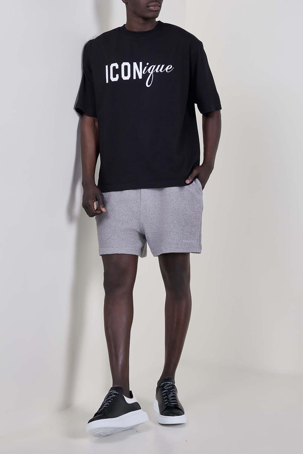 תמונת דוגמן קידמית של נעלי סניקרס עור