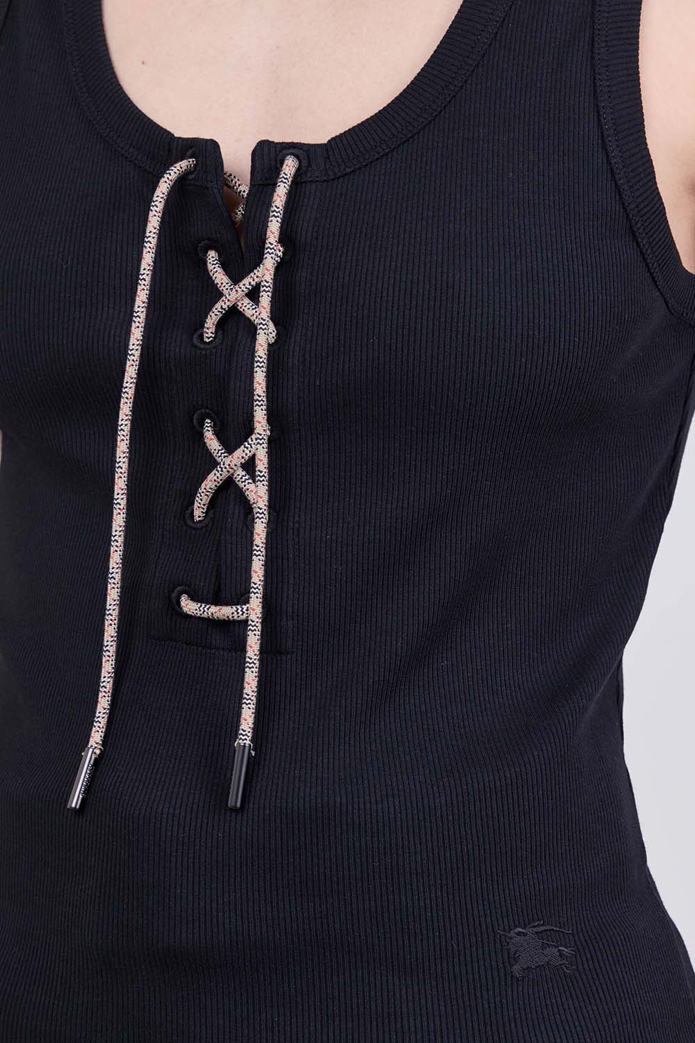 תמונת תקריב דוגמן של גופיית קשירה