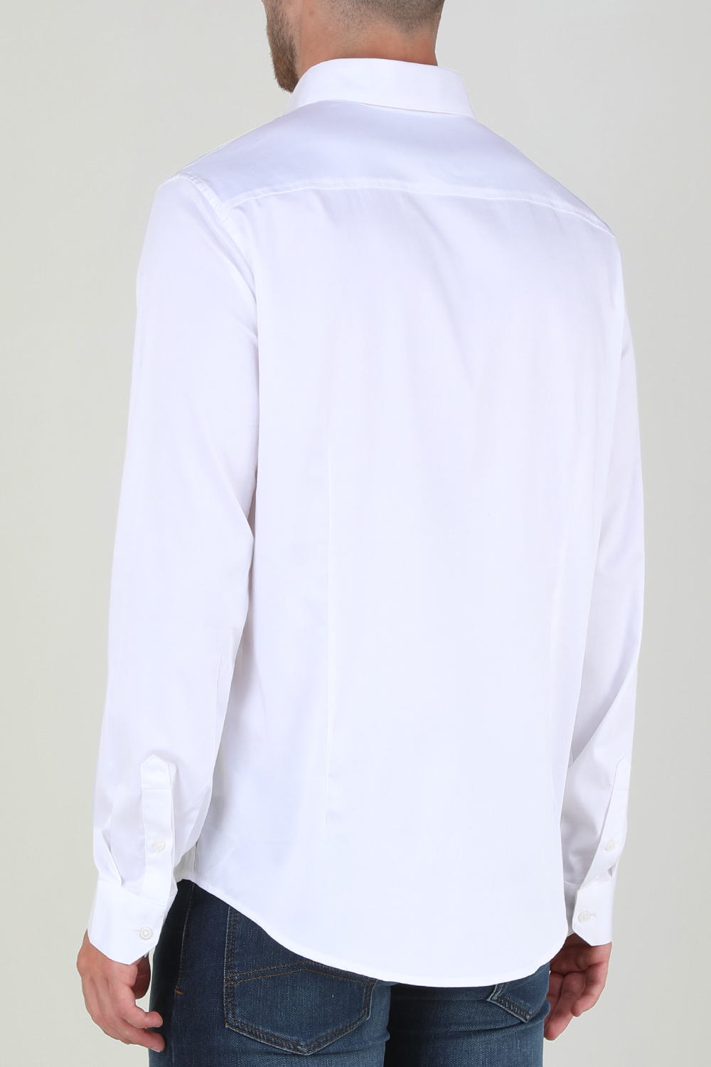 תמונת דוגמן אחורית של חולצה מכופתרת ארוכה עם לוגו רקום