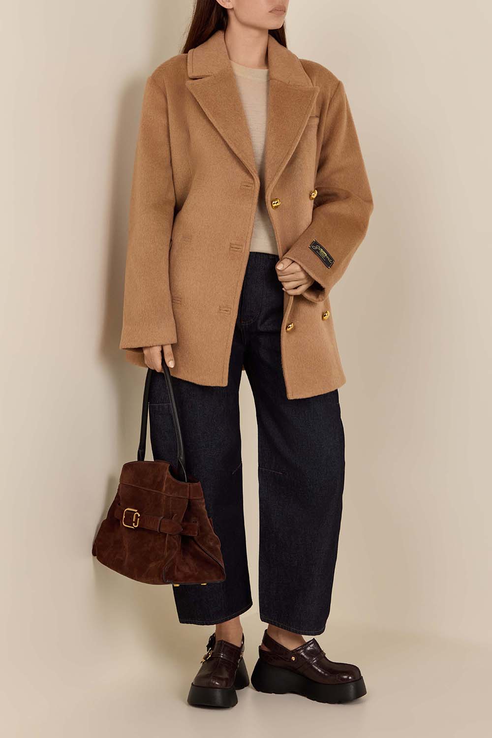 תמונת דוגמן קידמית של נעלי פלטפורמה