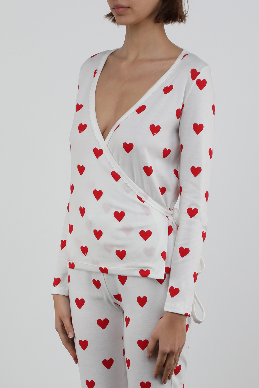 תמונת דוגמן קידמית של חולצת פיג'מה ארוכה עם לבבות בגוון לבן