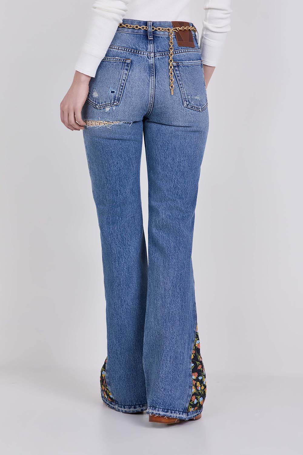 תמונת דוגמן אחורית של מכנסי ג׳ינס בגזרת פלר