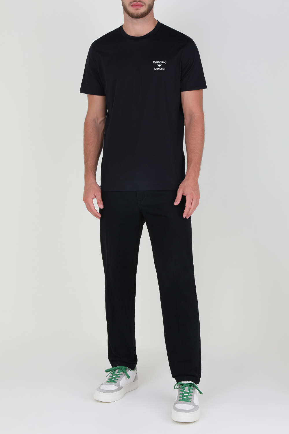 תמונת דוגמן קידמית של סניקרס מעור עם לוגו מוטמע