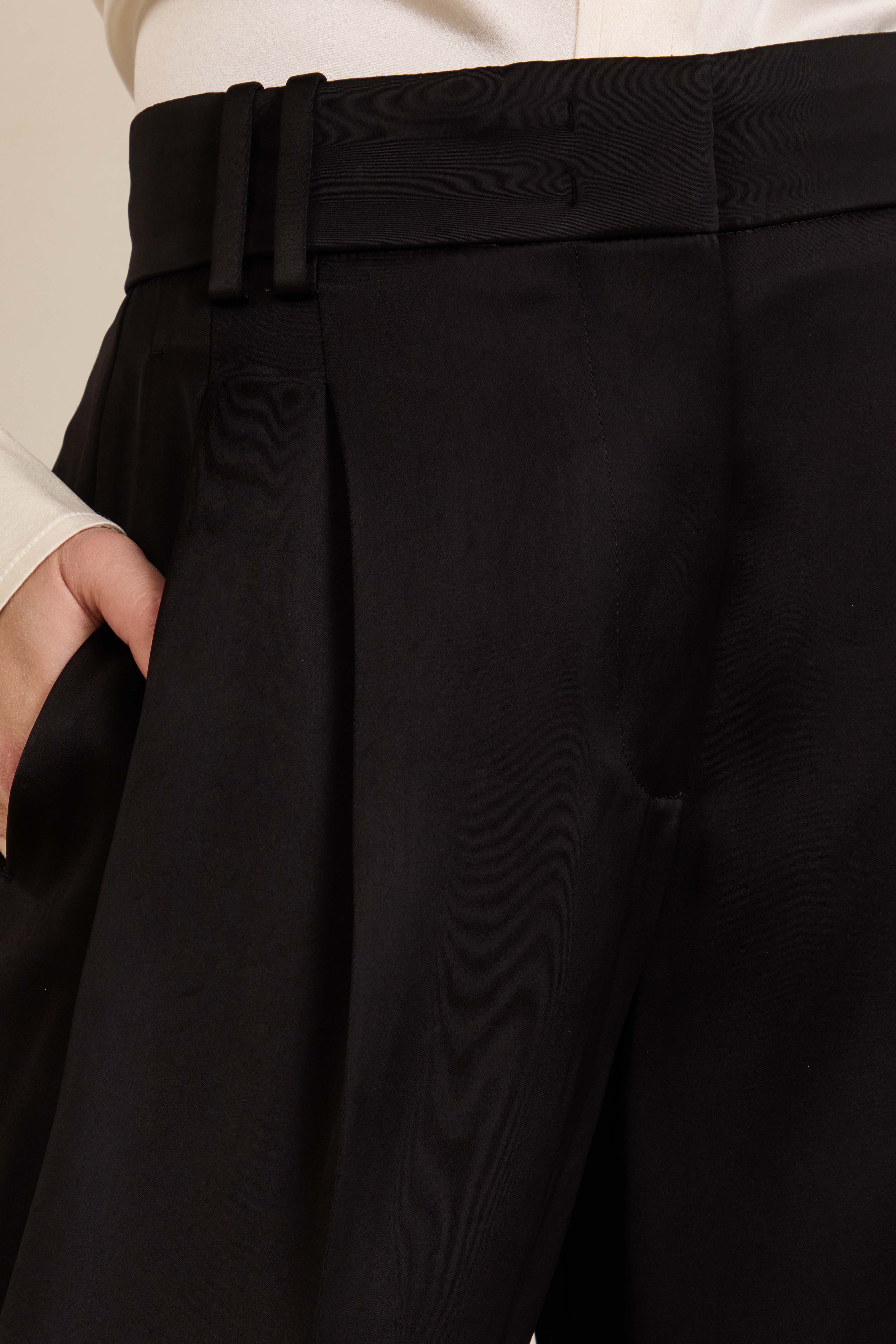 תמונת תקריב דוגמן של מכנסיים ארוכים מסאטן