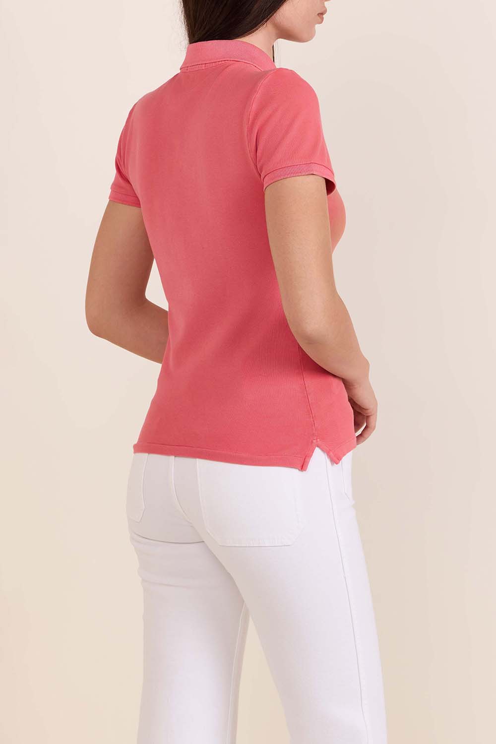 תמונת דוגמן אחורית של חולצת פולו מכופתרת סלים פיט