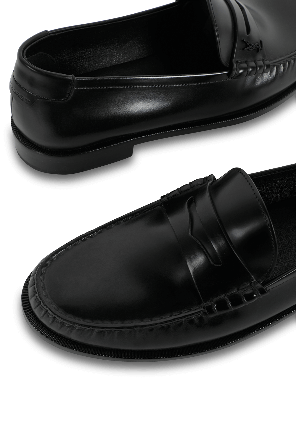 תמונת תקריב של נעלי מוקסין מעור שחור