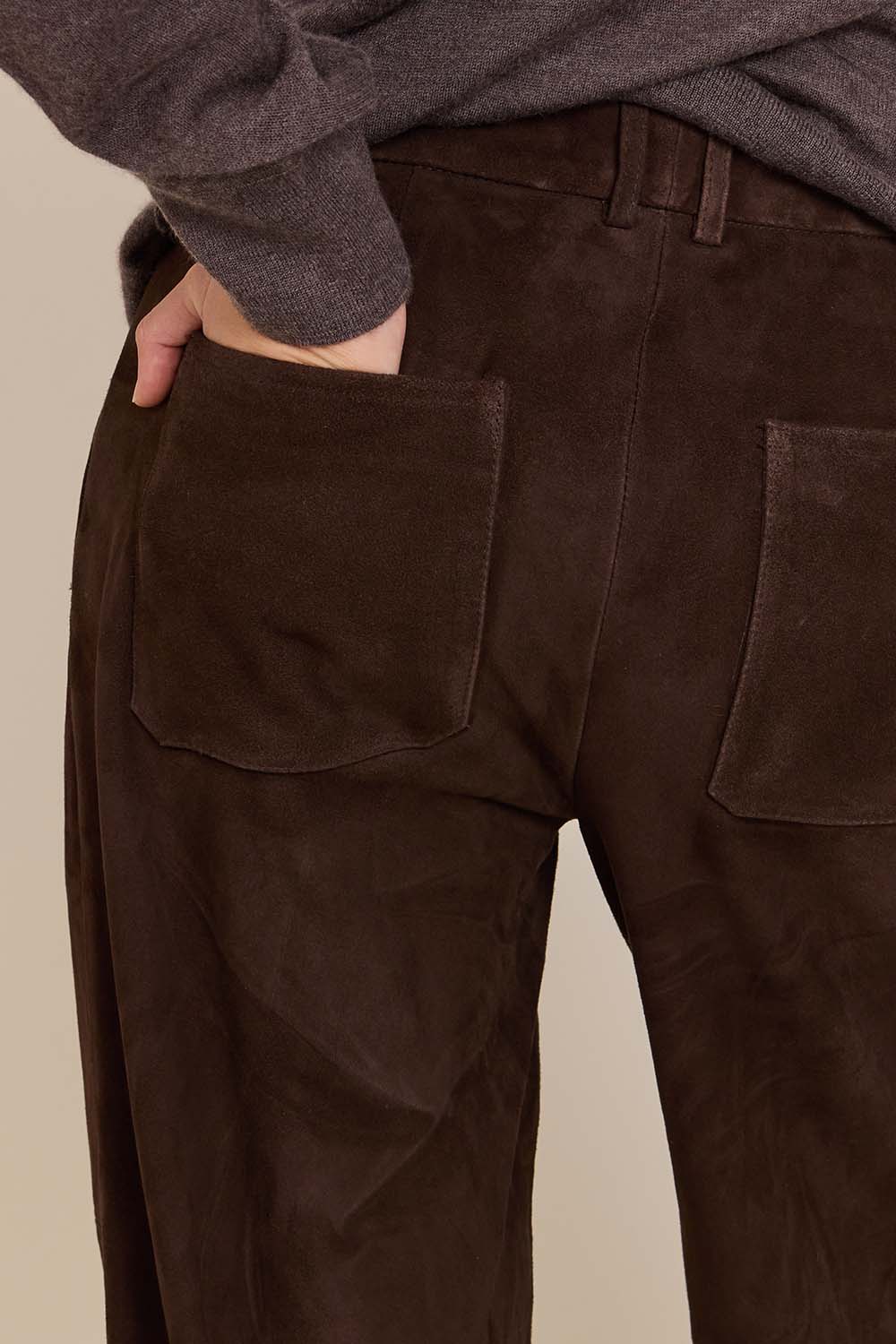 תמונת תקריב דוגמן של מכנסי זמש