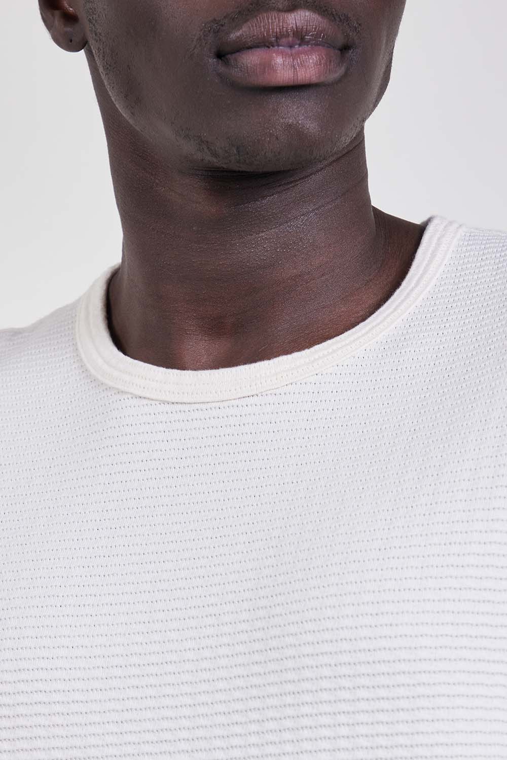 תמונת תקריב דוגמן של חולצת טי