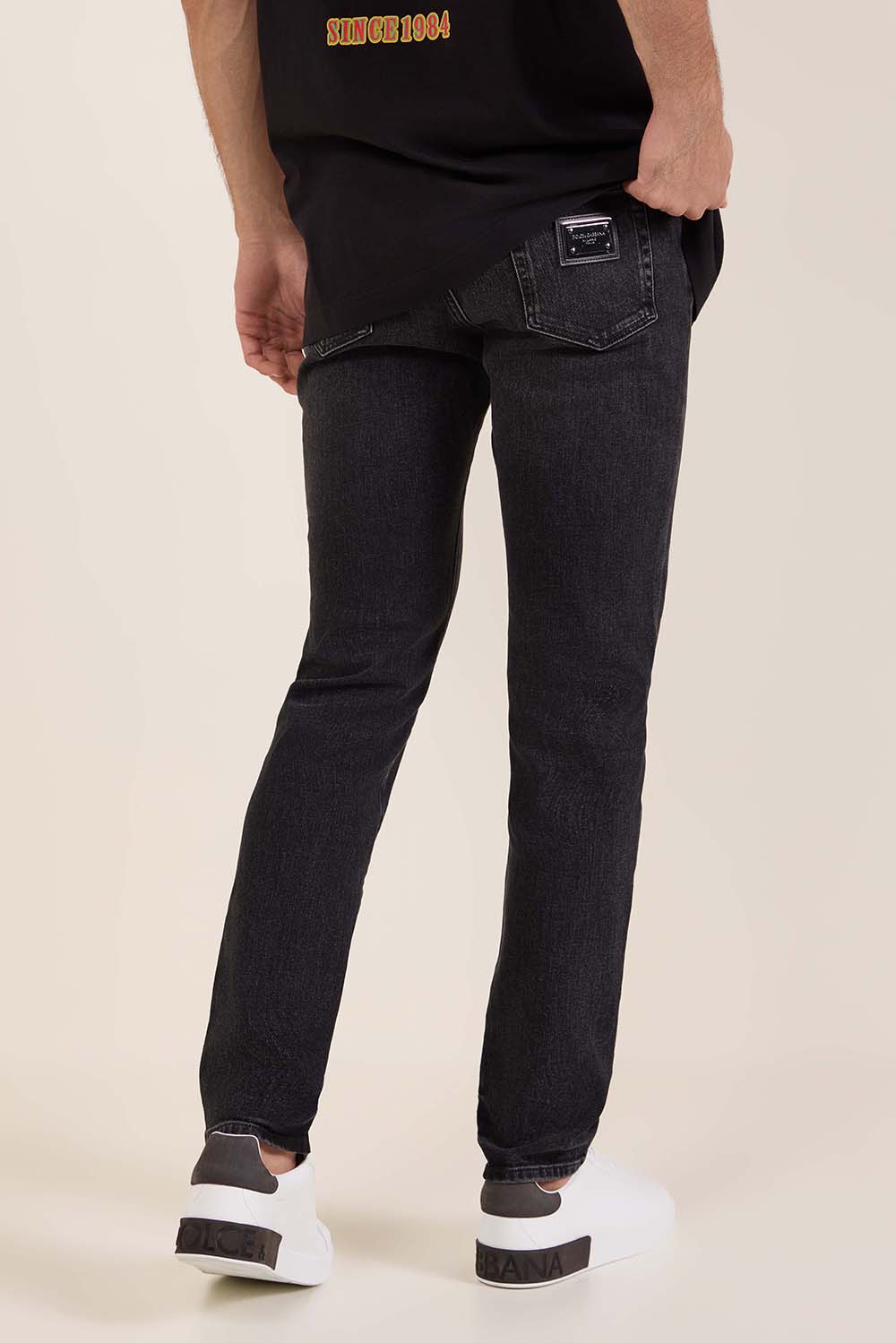 תמונת דוגמן אחורית של מכנסי ג'ינס סלים פיט