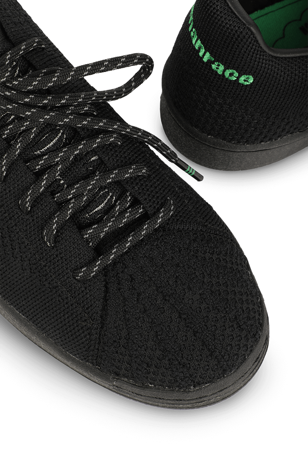 תמונת תקריב של Pharrell Williams Primeknit Superstar Shoes in Black