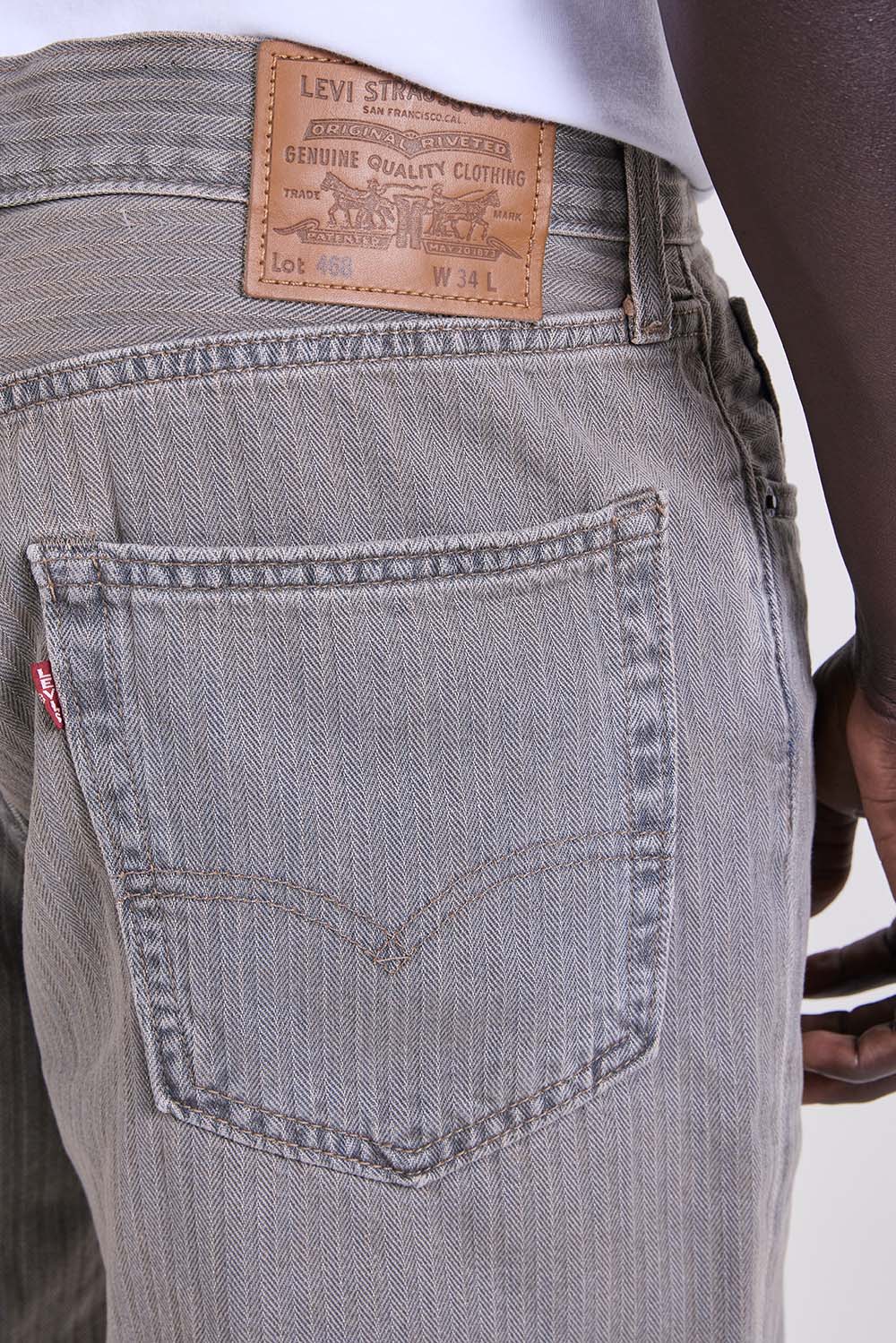 תמונת תקריב דוגמן של מכנסי ג'ינס קצרים 468