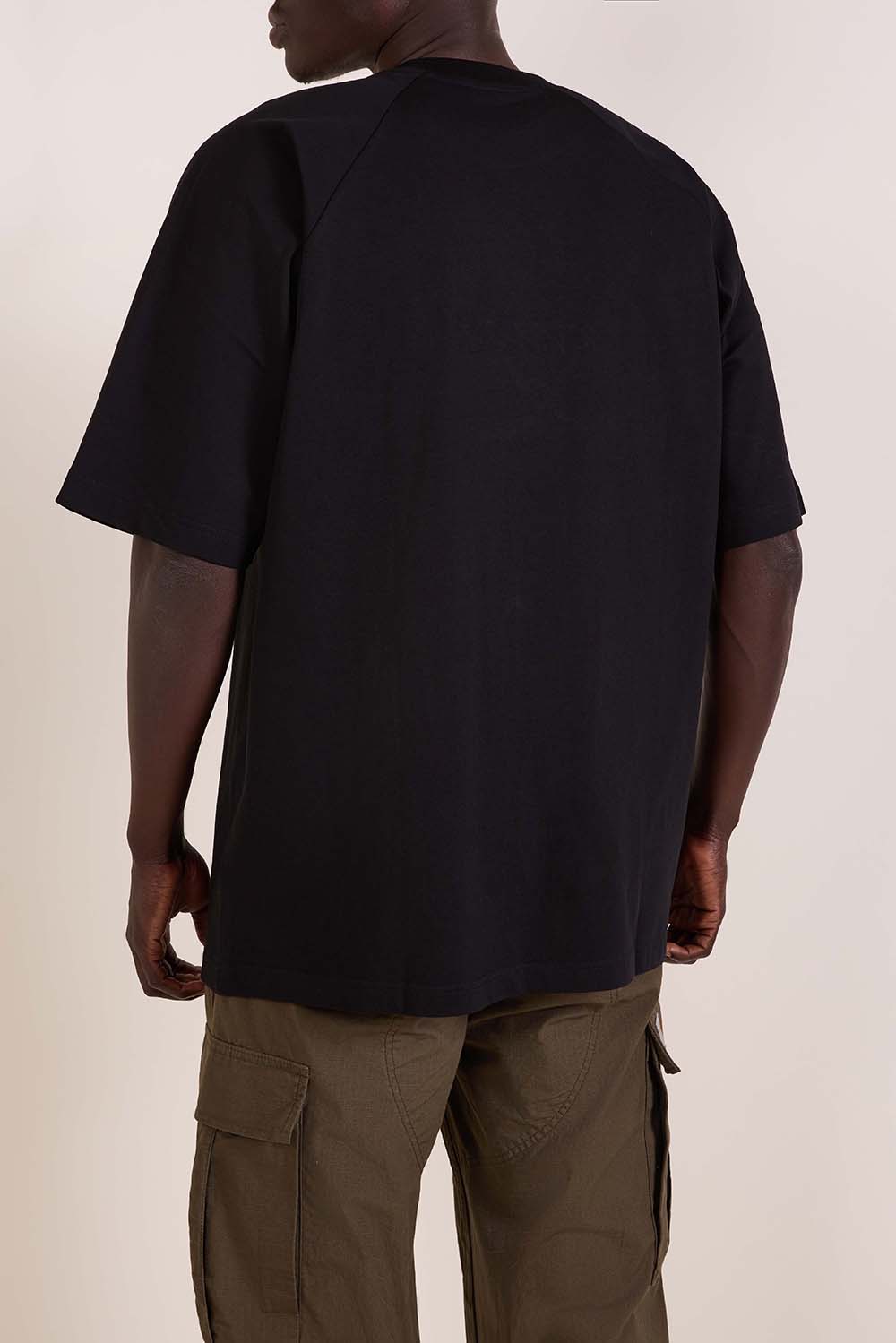 תמונת דוגמן אחורית של חולצת טי בגזרה משוחררת