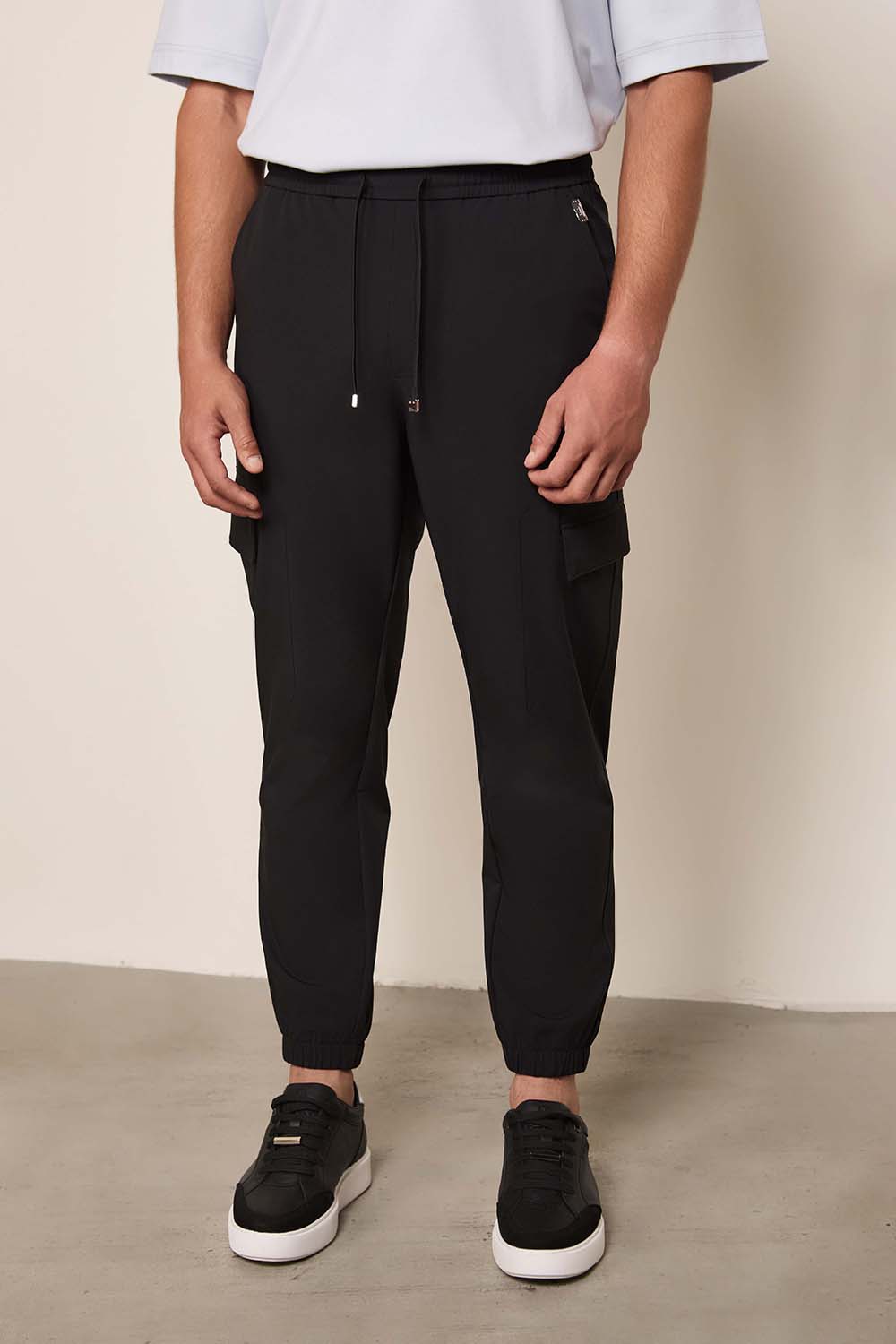 תמונת דוגמן קידמית של מכנסיים ארוכים