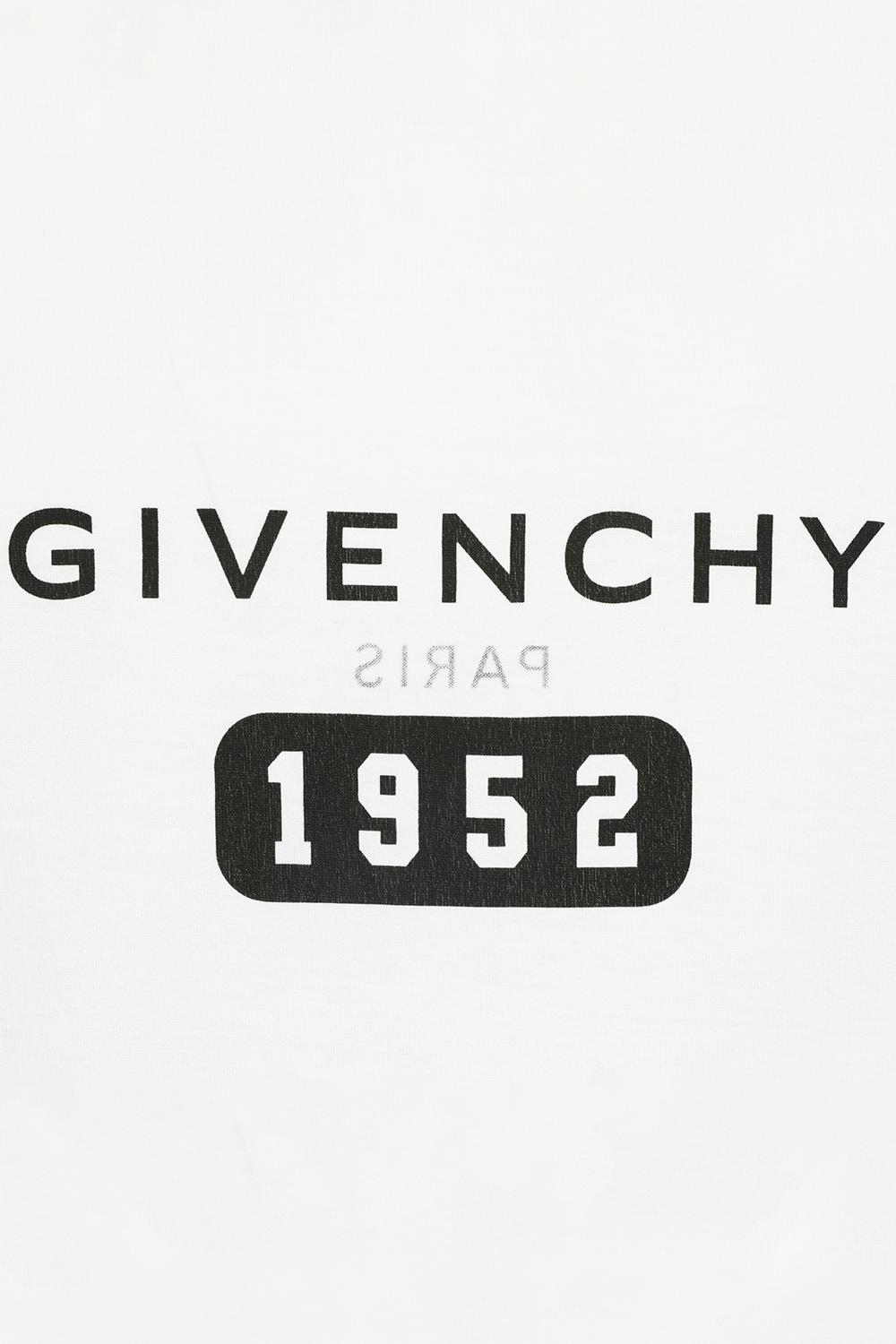 תמונת תקריב של חולצת לוגו סלים